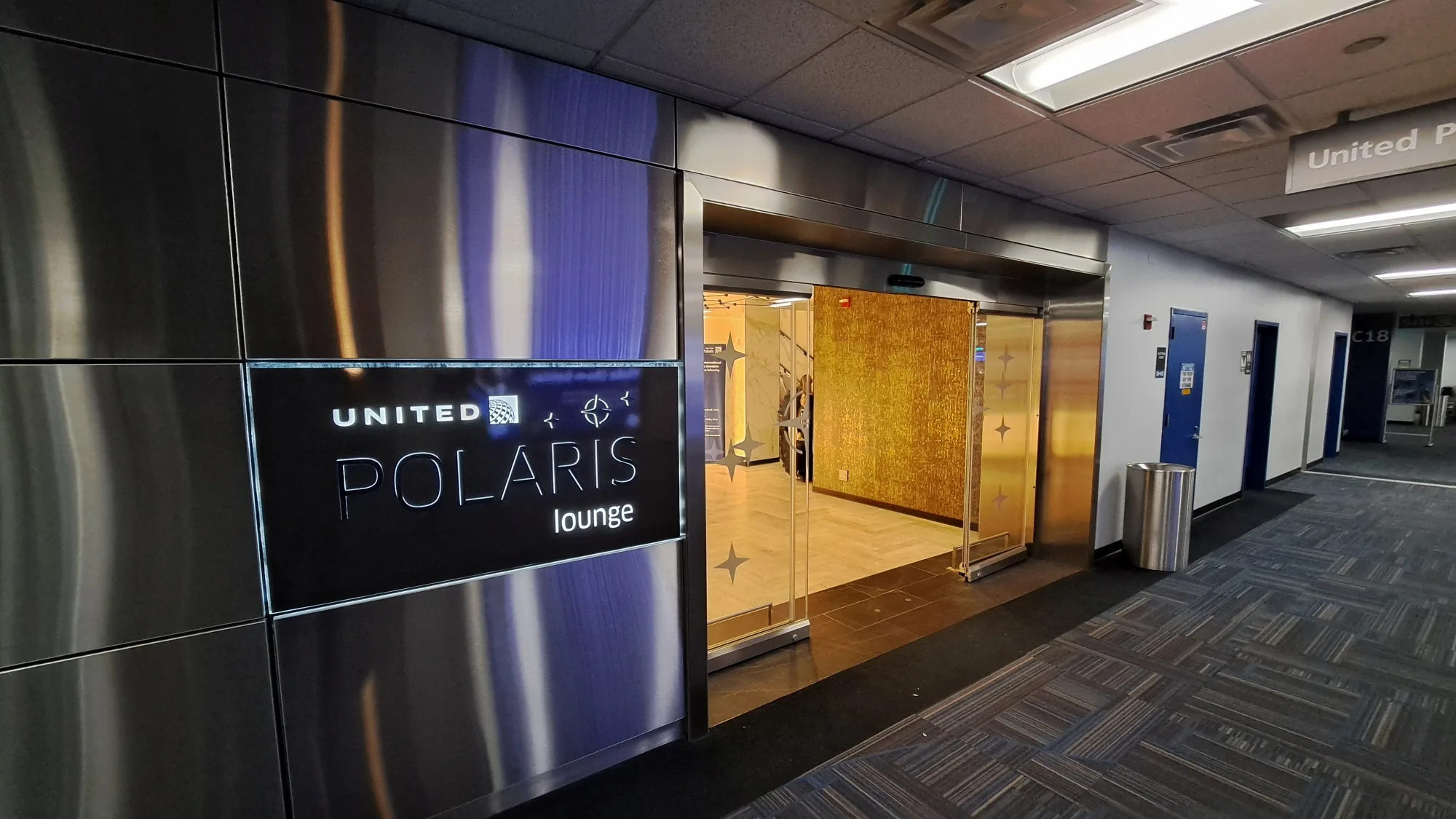 Eingang zur Polaris Lounge im Concourse C