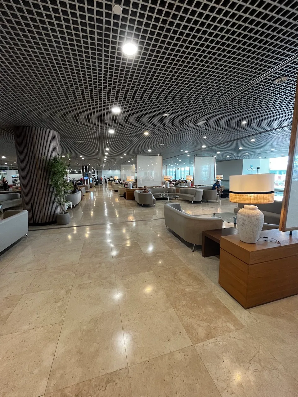VIP-Lounge im Flughafen Malaga mit Sesseln und Pflanzen