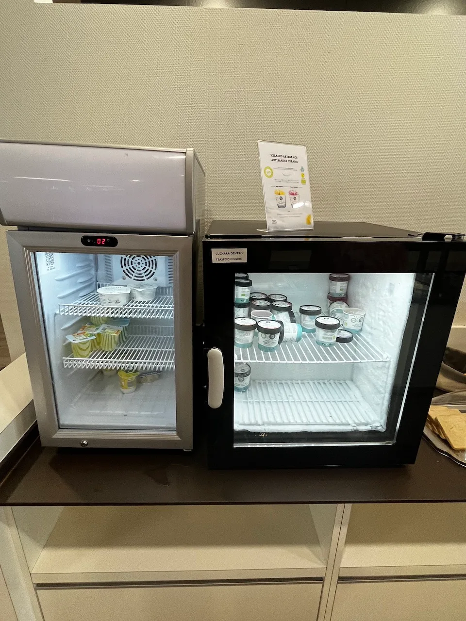 Kühlschränke mit Eiscreme und Milchprodukten