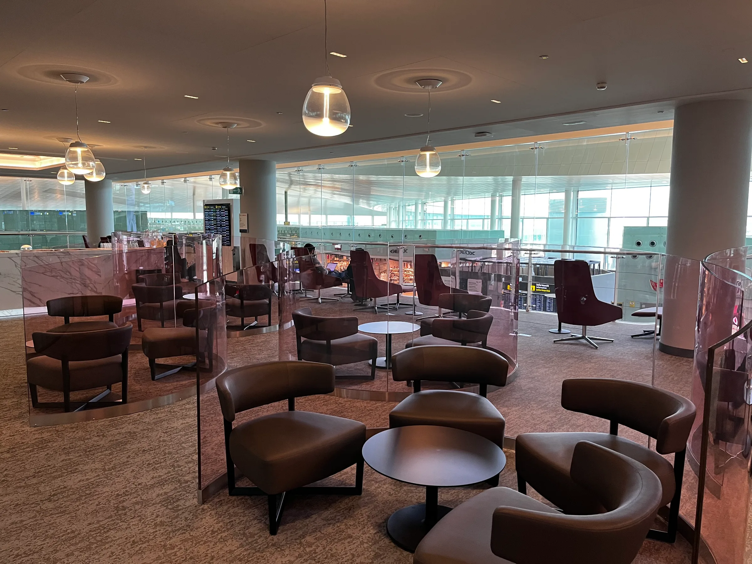 VIP-Sala Lounge Pau Casals im Flughafen Barcelona T1 mit Sesseln und Tischen