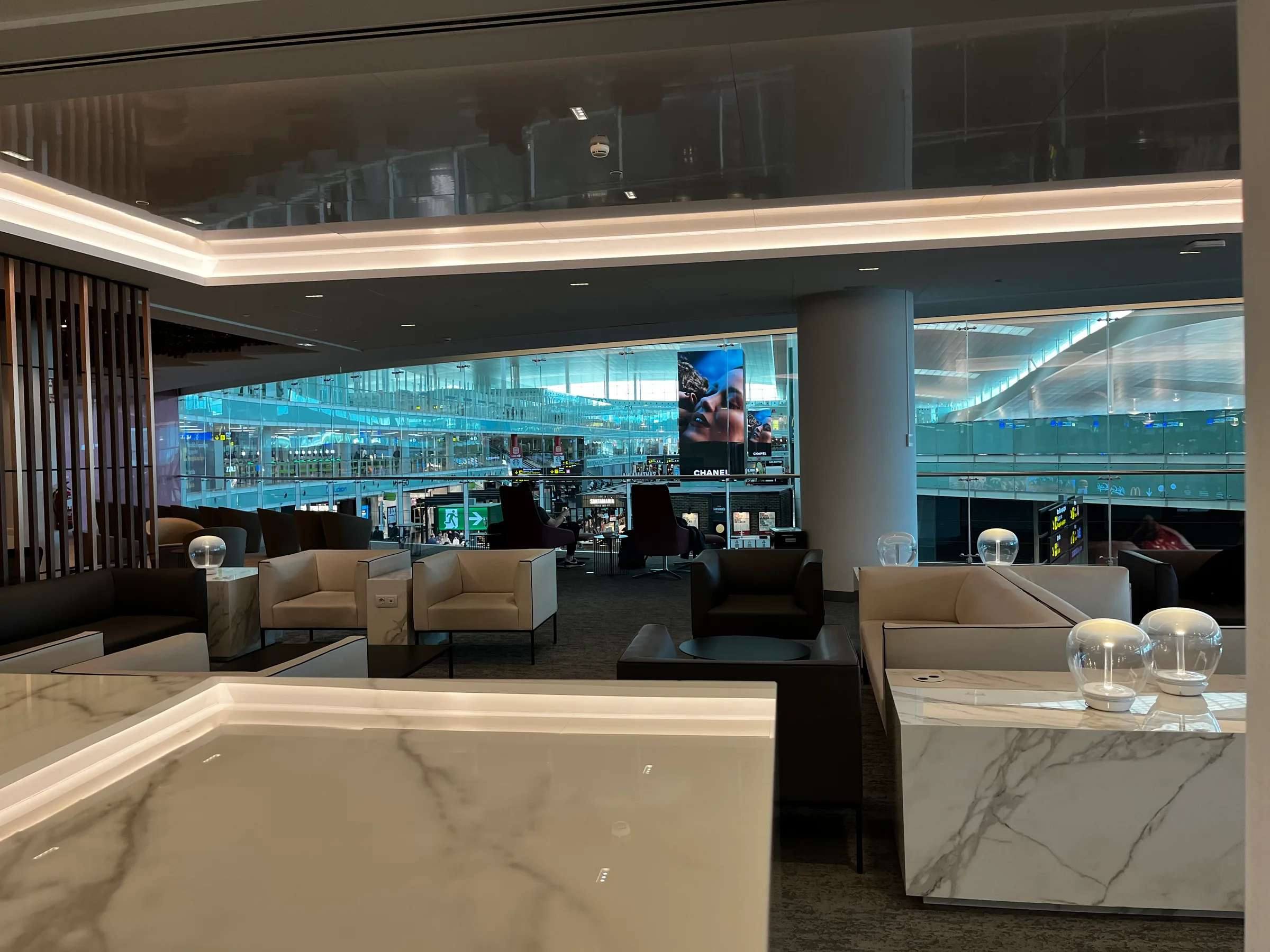 VIP-Sala Lounge Pau Casals im Flughafen Barcelona T1 mit Sitzmöbeln und Blick auf den Terminal