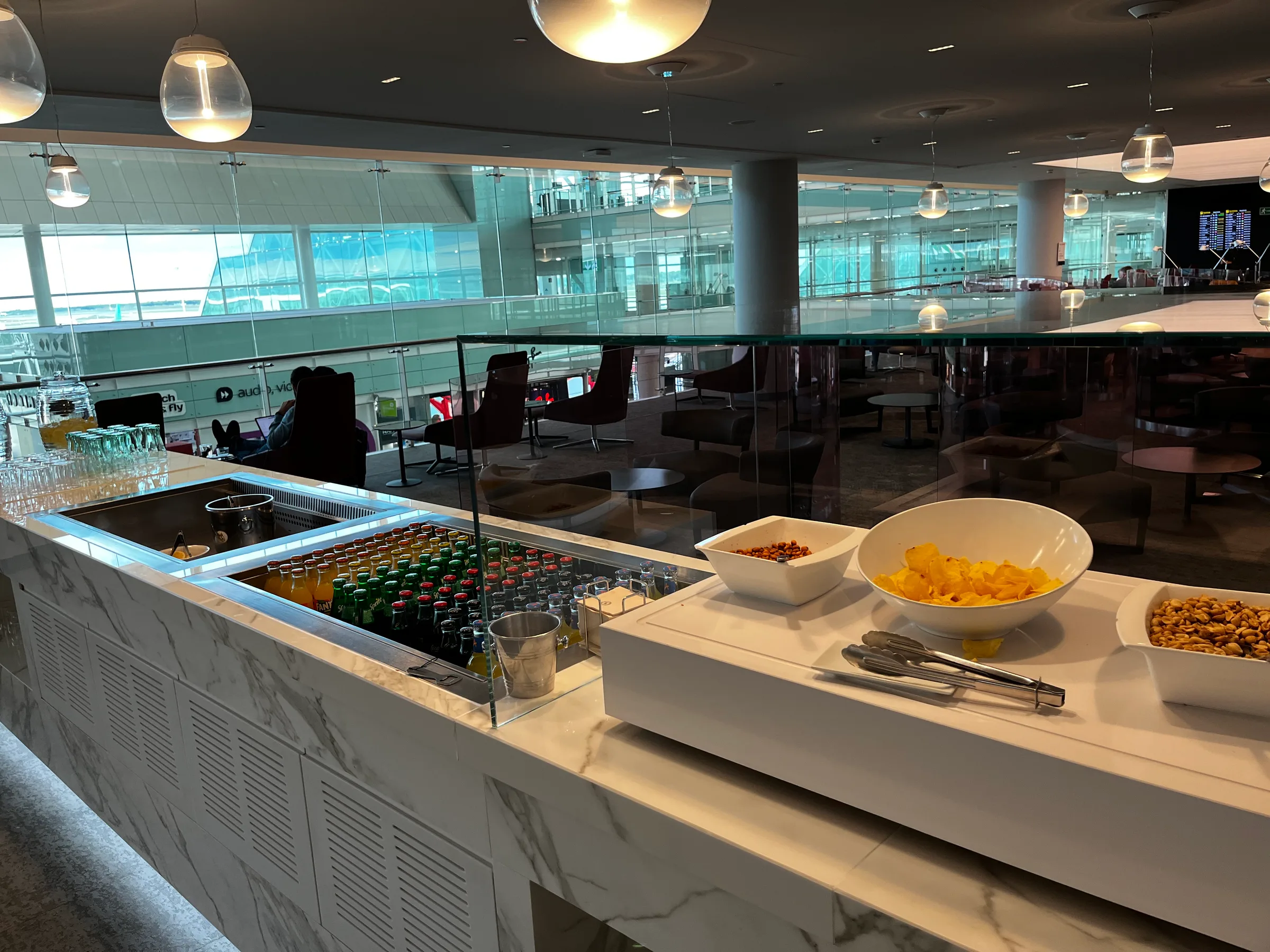 Loungebuffet mit Getränken und Snacks
