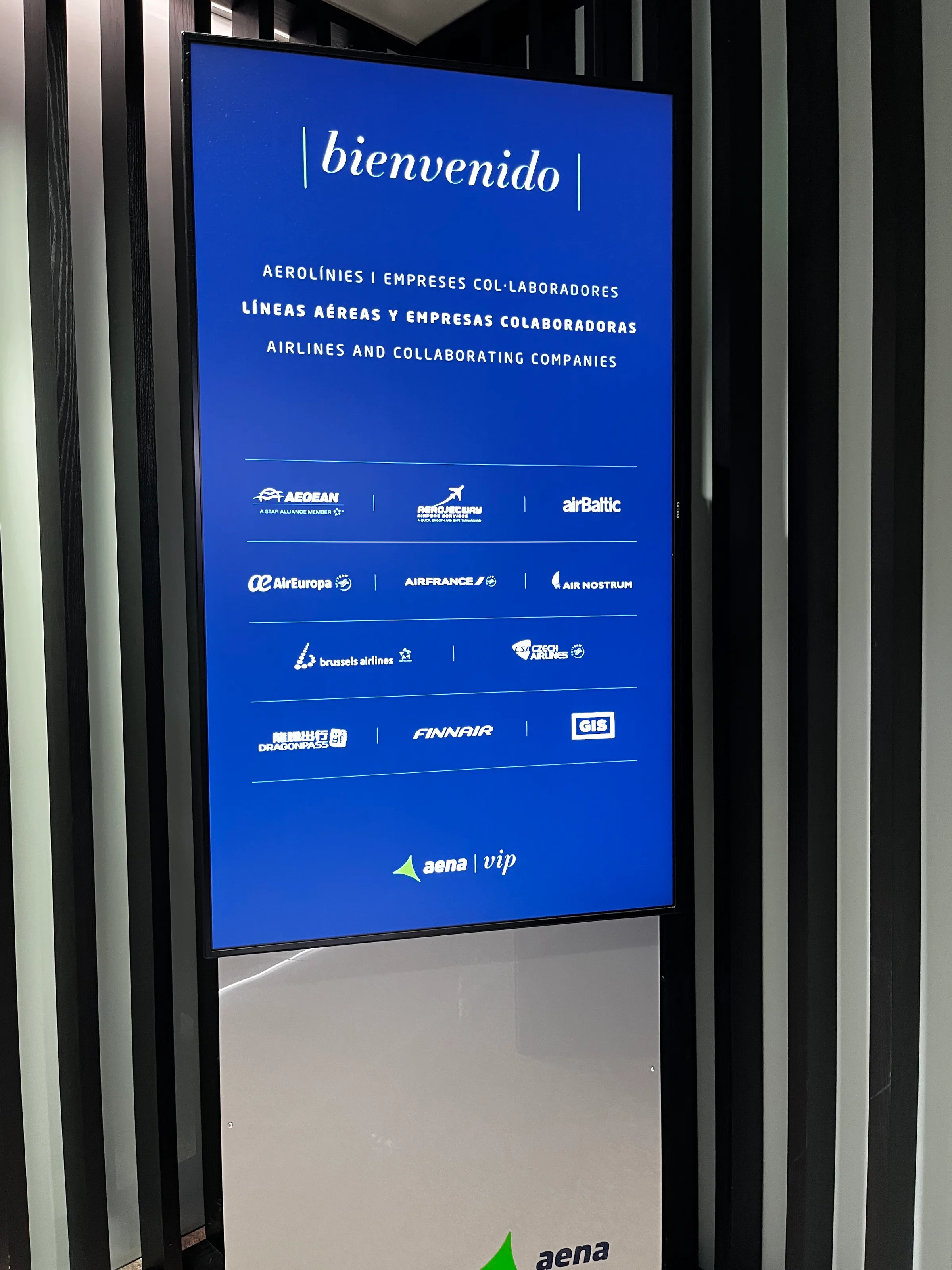 Willkommen-Schild mit Logos von Fluggesellschaften und Kooperationsfirmen