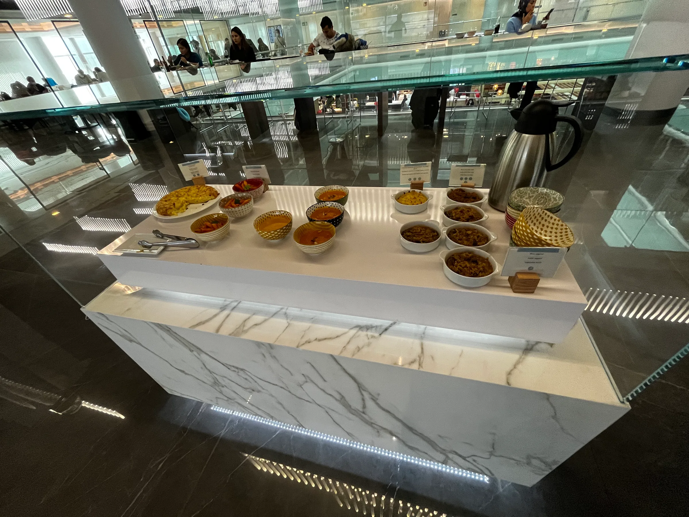 Buffet mit verschiedenen Gerichten auf einer Marmortheke