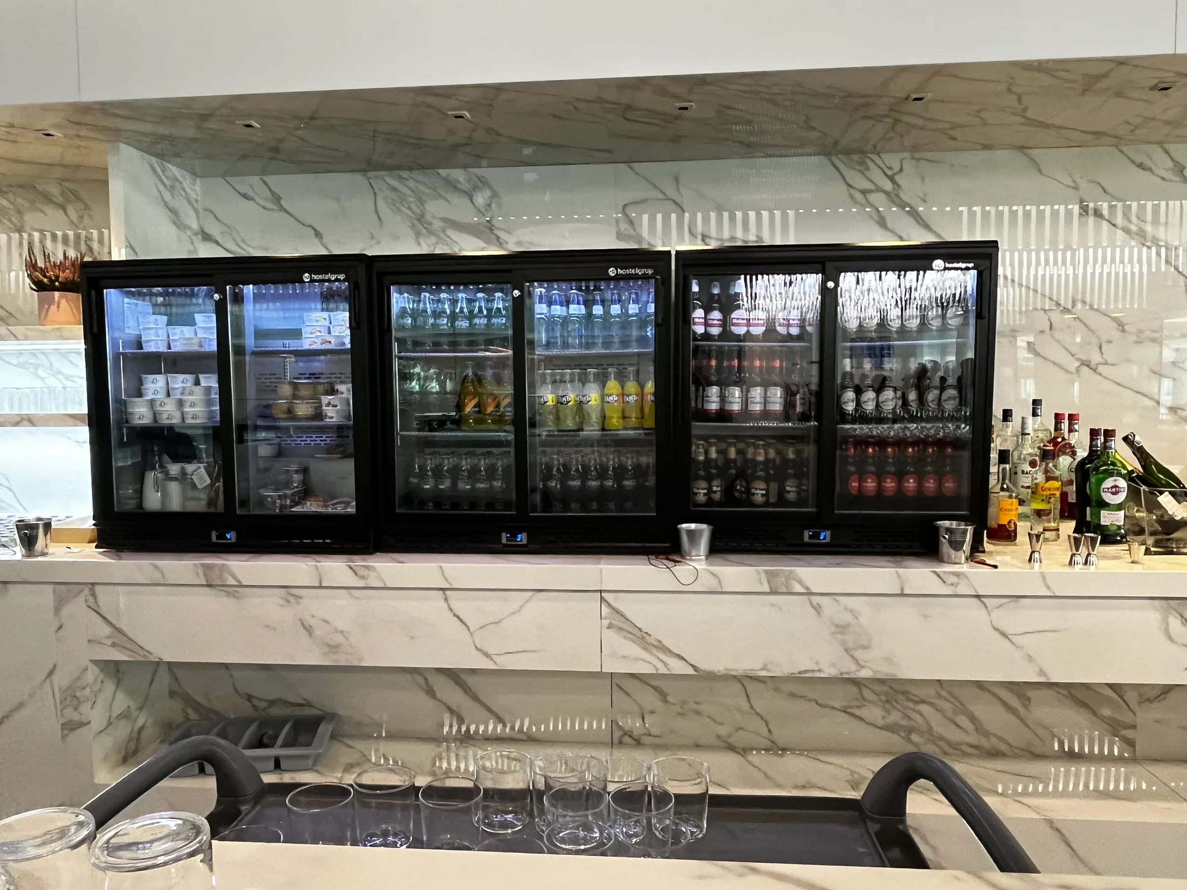 Refrigeratoren mit Getränken und Snacks im VIP-Saal