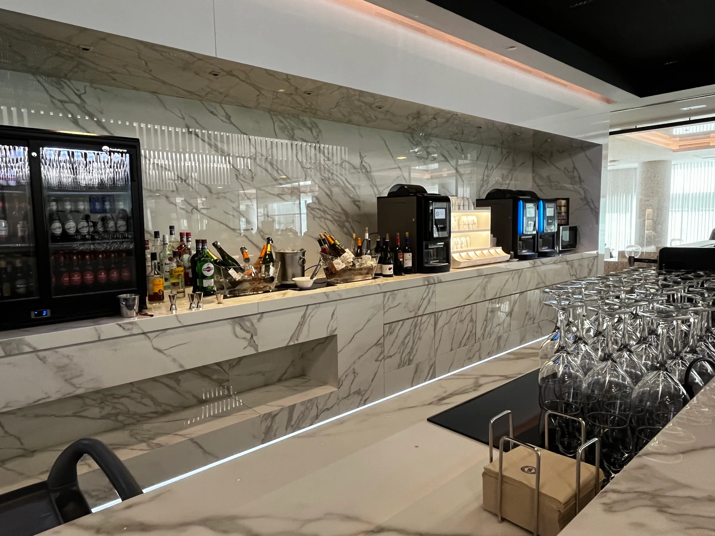 Bar mit Marmorwänden und Getränkeautomaten im Flughafenlounge