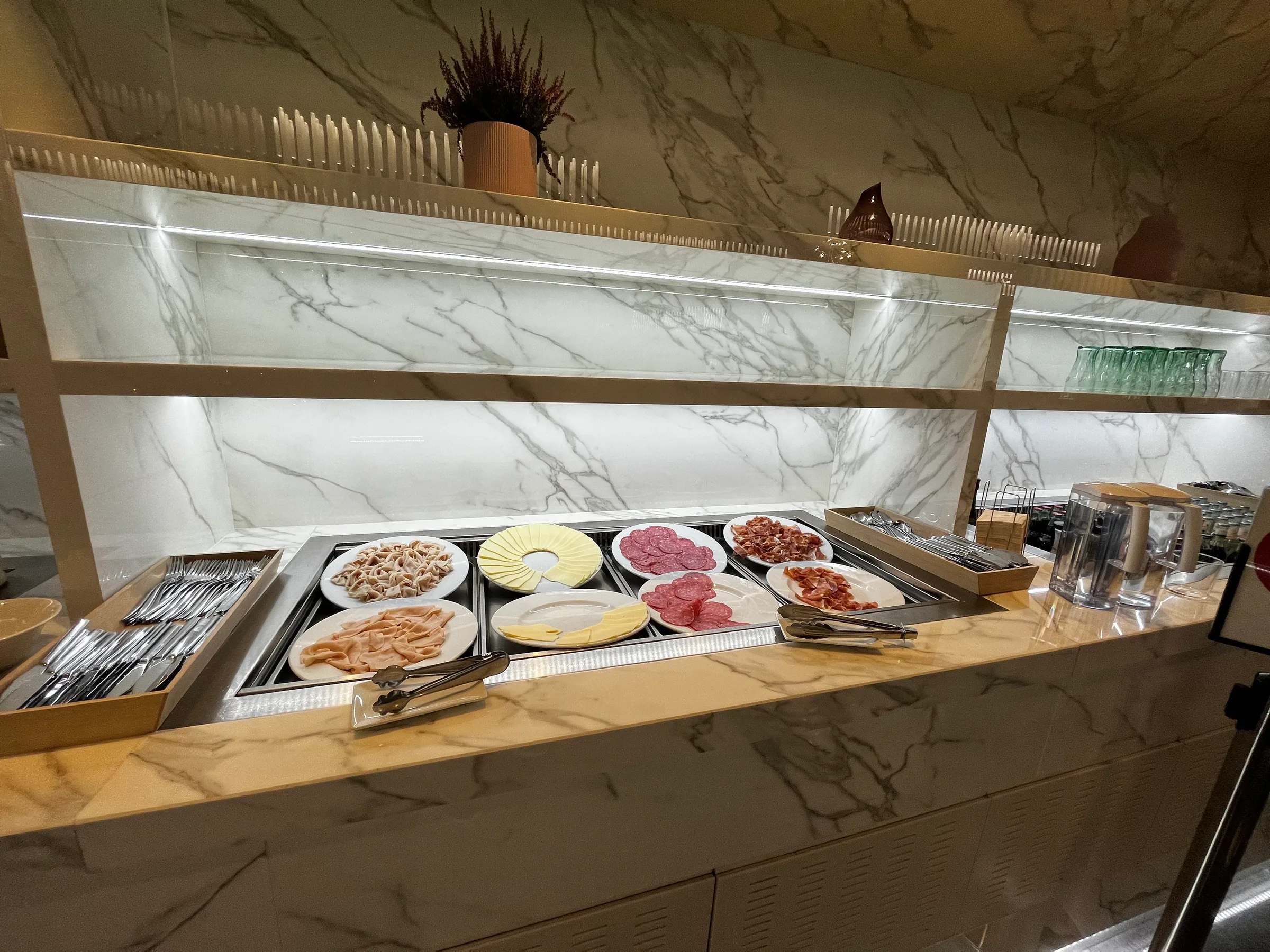 Frühstücksspeisenbuffet mit Wurst und Käse auf Marmorboden