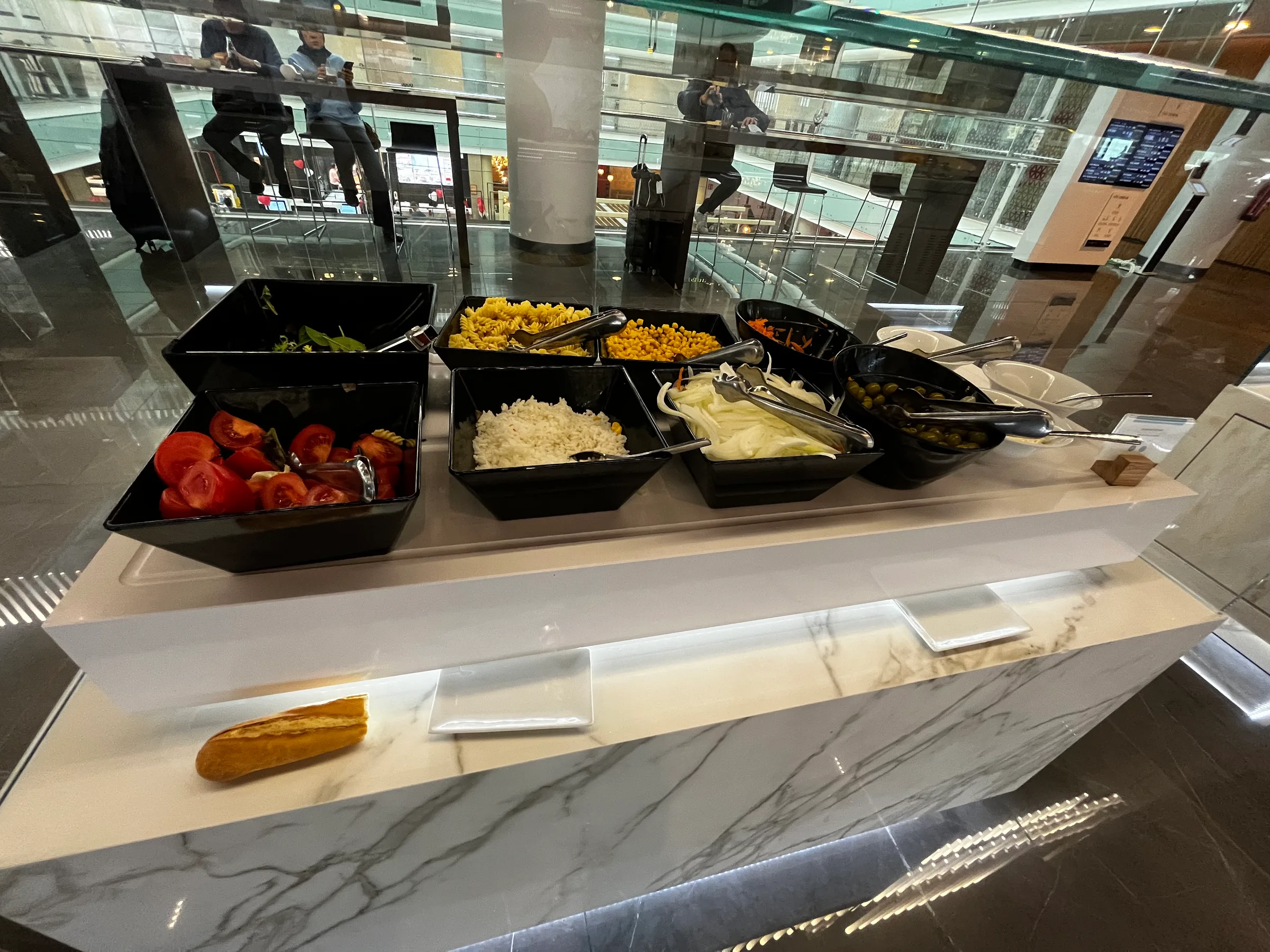 Buffet mit verschiedenen Gerichten und Beilagen auf einem Marmorplattenbuffet