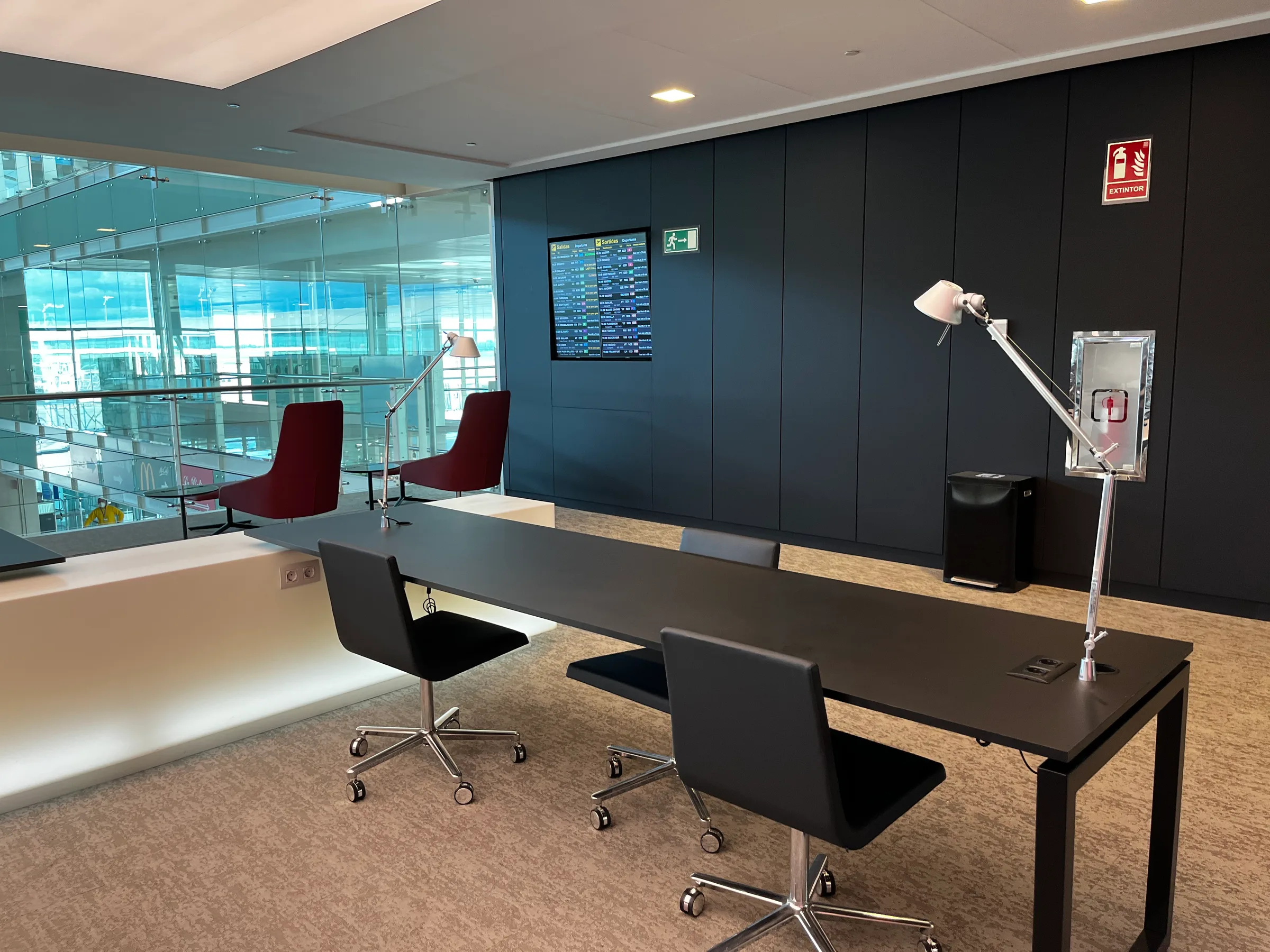 Lounge mit Tischen und Stühlen in modernem Design