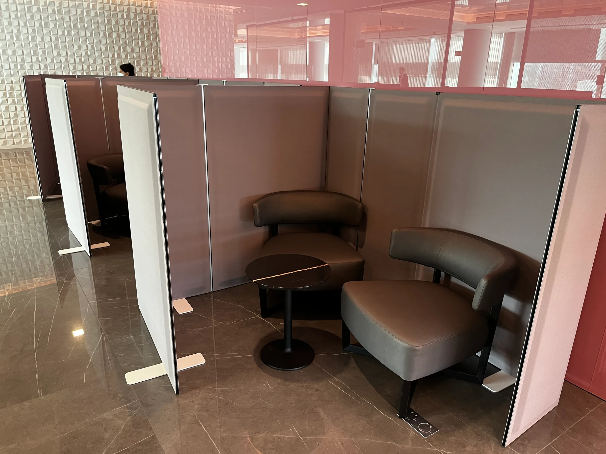Privater Sitzplatz mit Tisch und Sesseln in einer Lounge