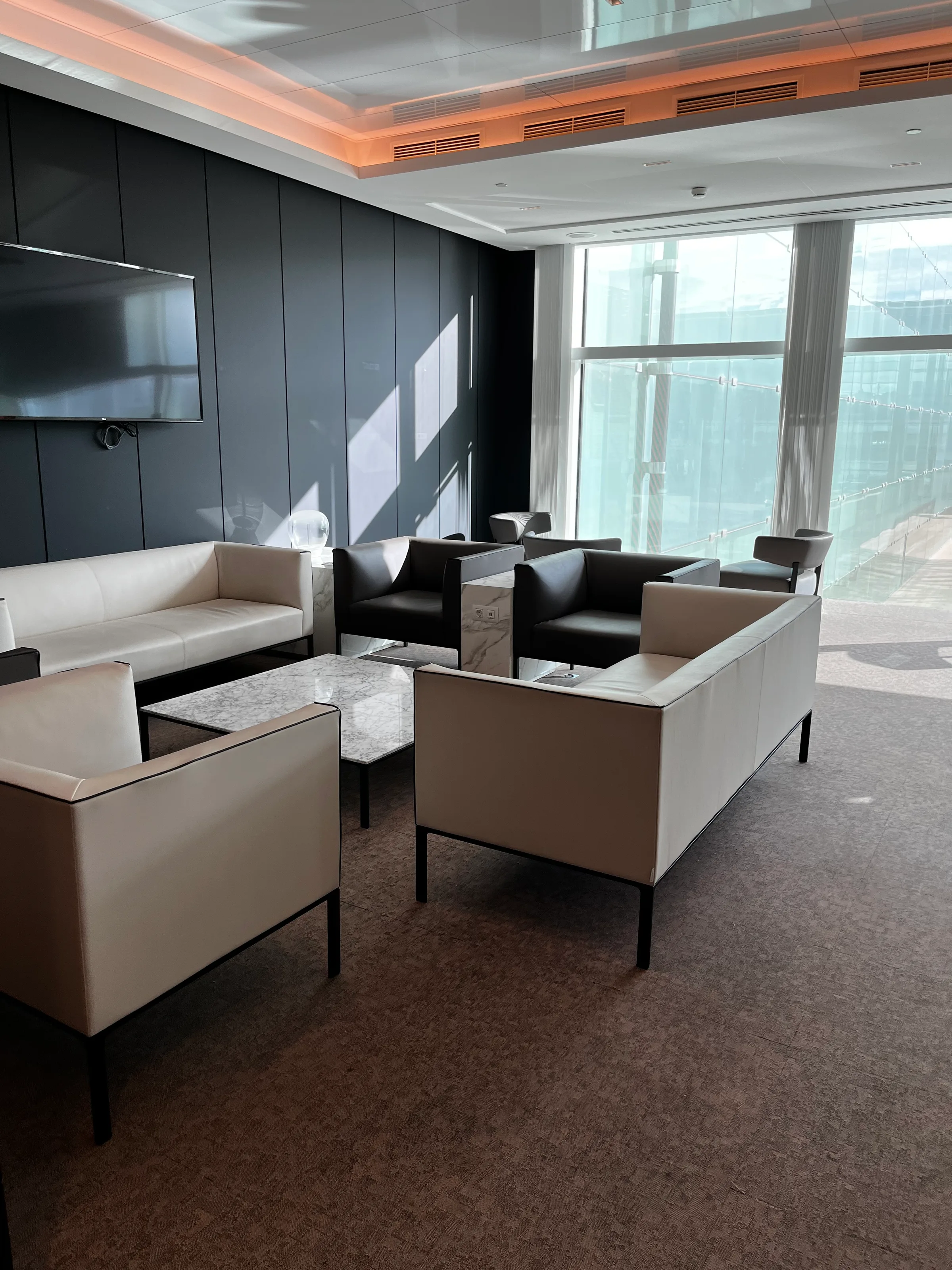 VIP-Sala Lounge mit Sesseln und Couchen in neutralen Farben