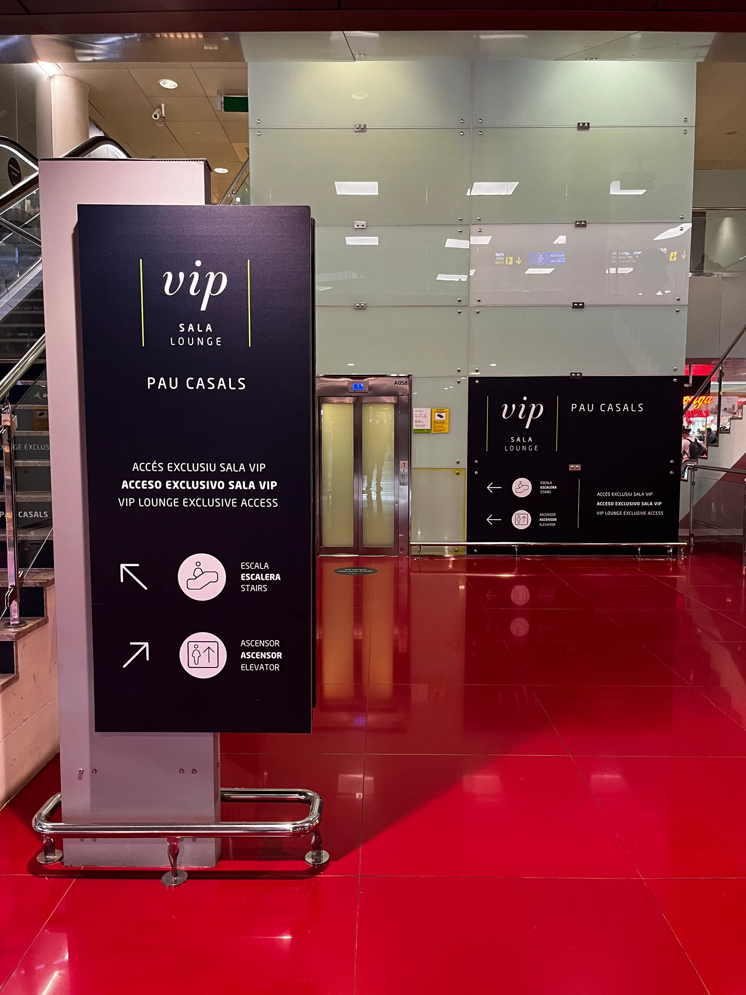 VIP-Saal-Zugangsschild mit Pfeilen für Treppen und Aufzug