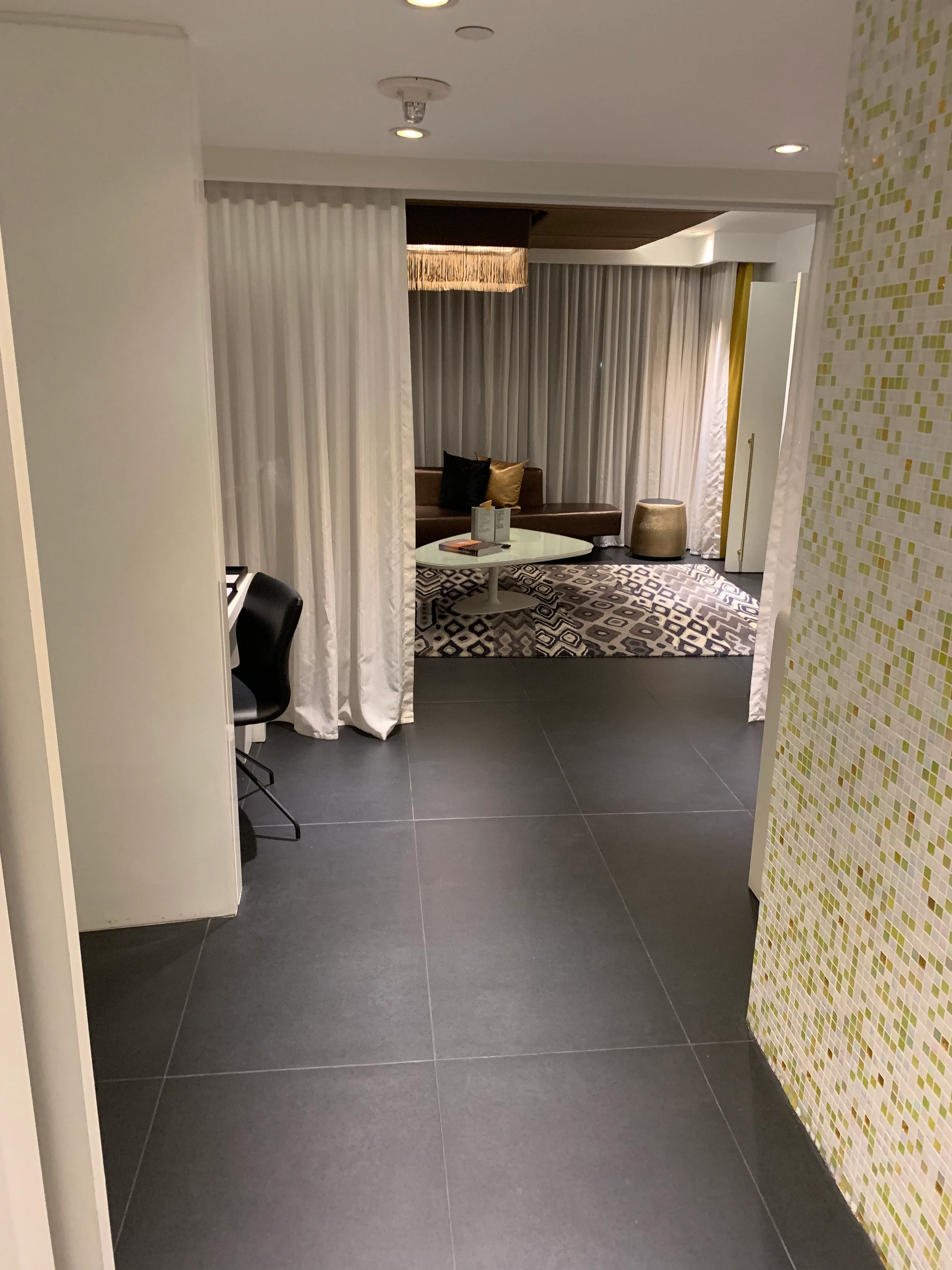 Hotelzimmer mit Couch und Couchtisch im modernen Design