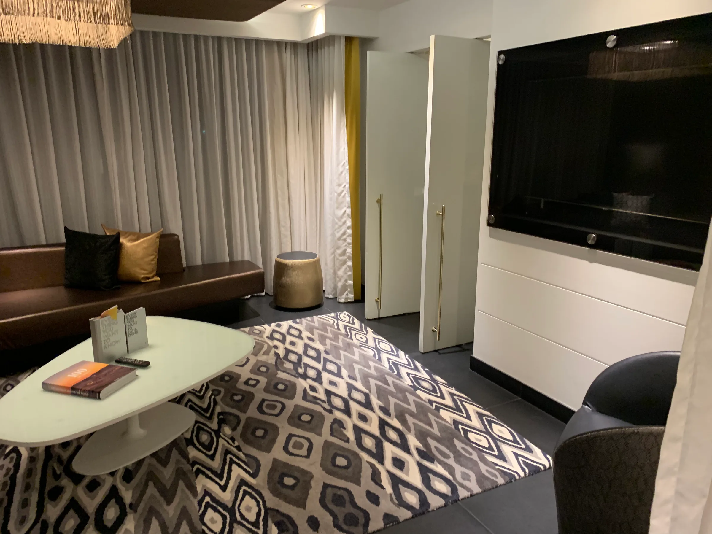 Moderne Hotelzimmer mit Couch und TV