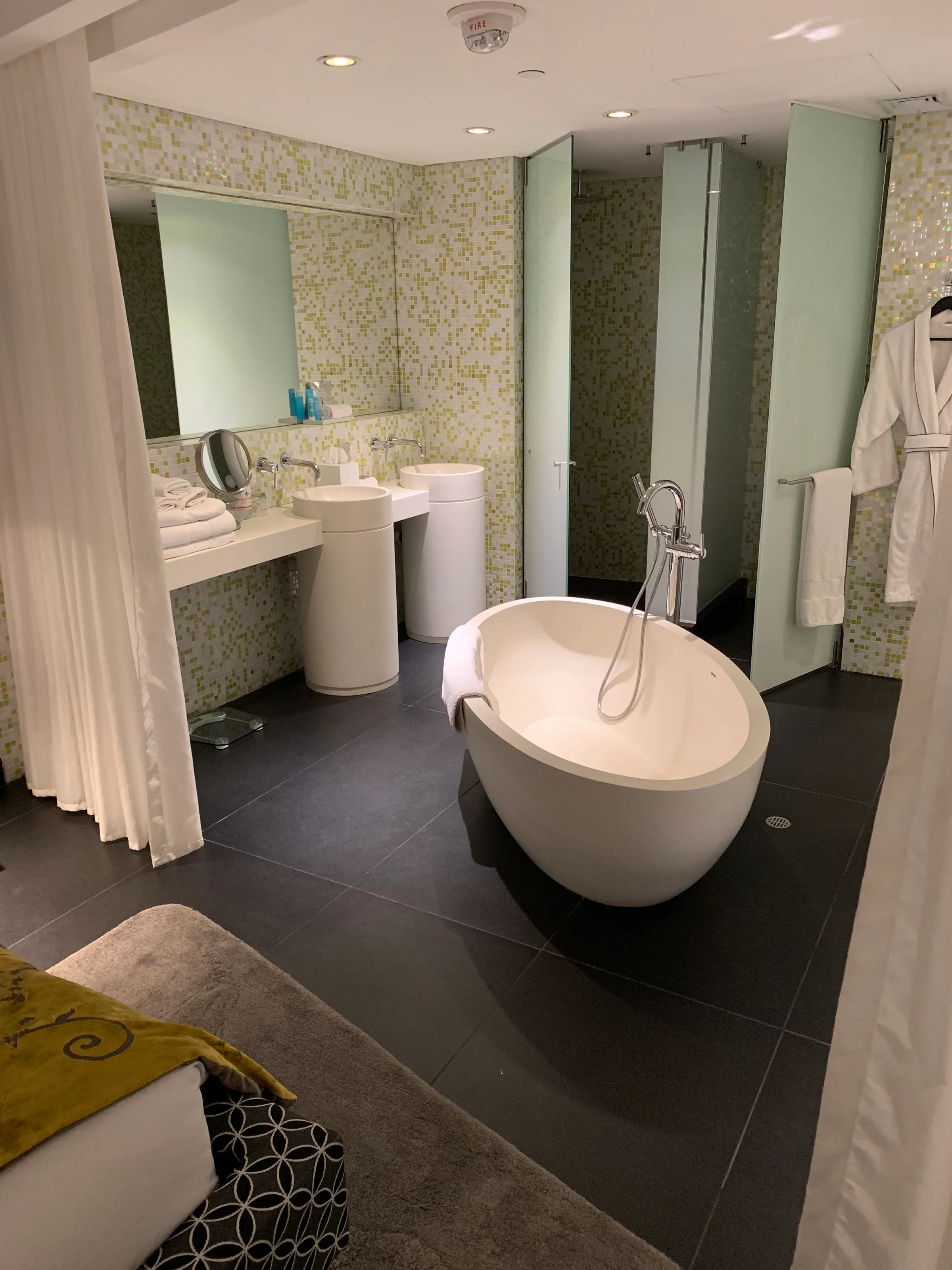 Moderne Badezimmer mit freistehender Badewanne und Mosaikwand