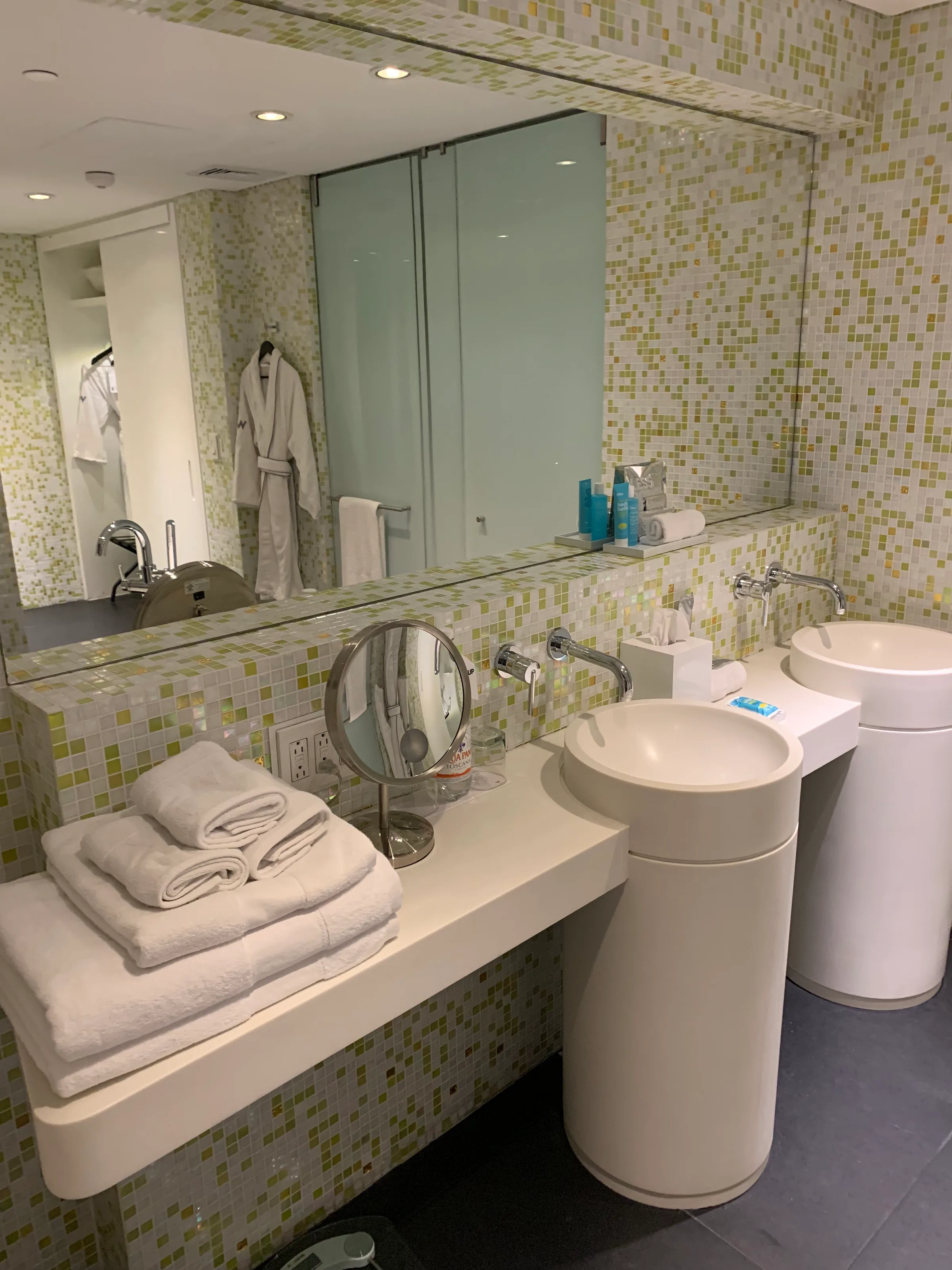 Moderne Badezimmer mit Mosaikfliesen und Doppelspülen