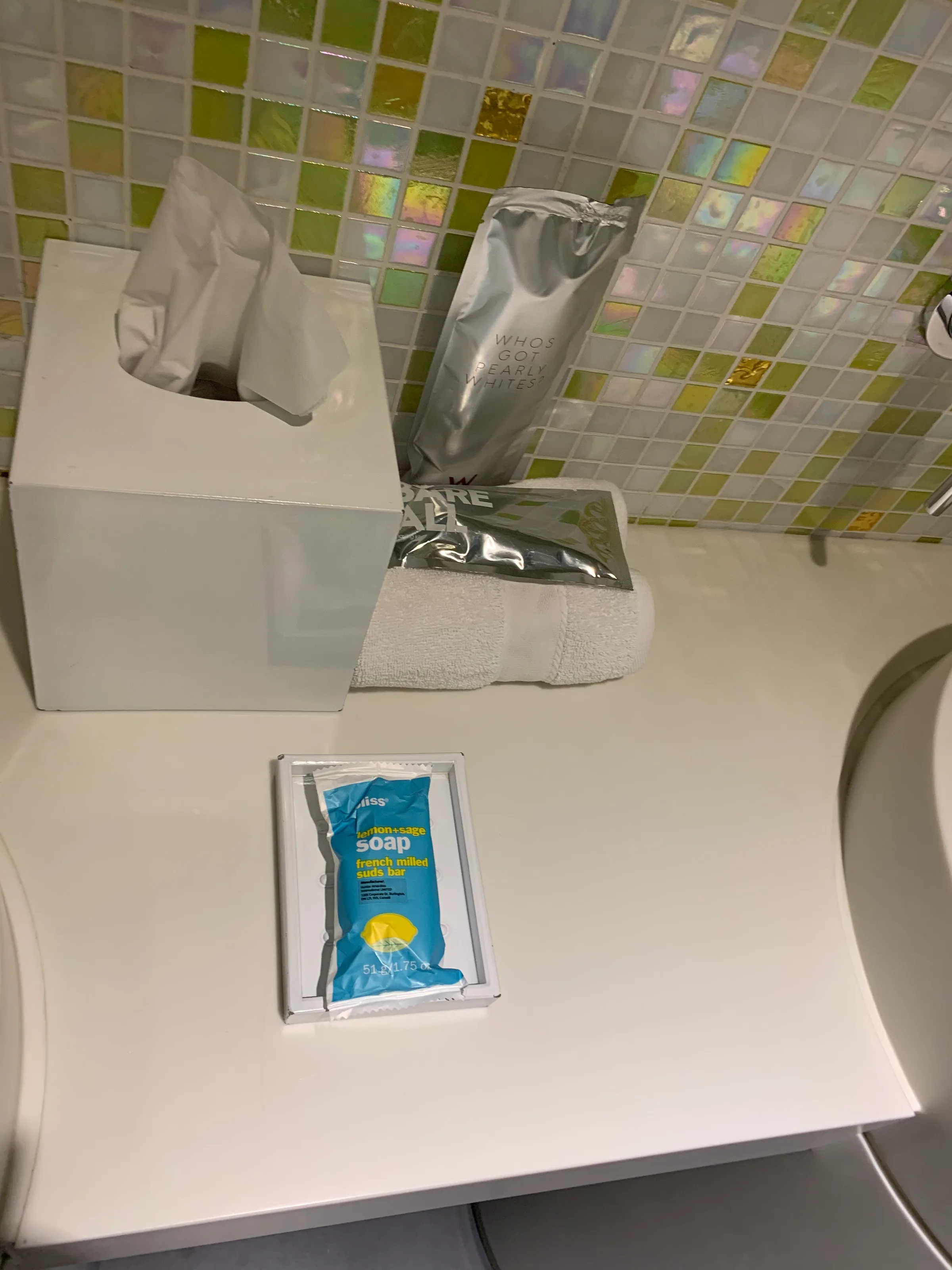 Hotelzimmerecke mit Taschentuchbox, Handtuch und Seife