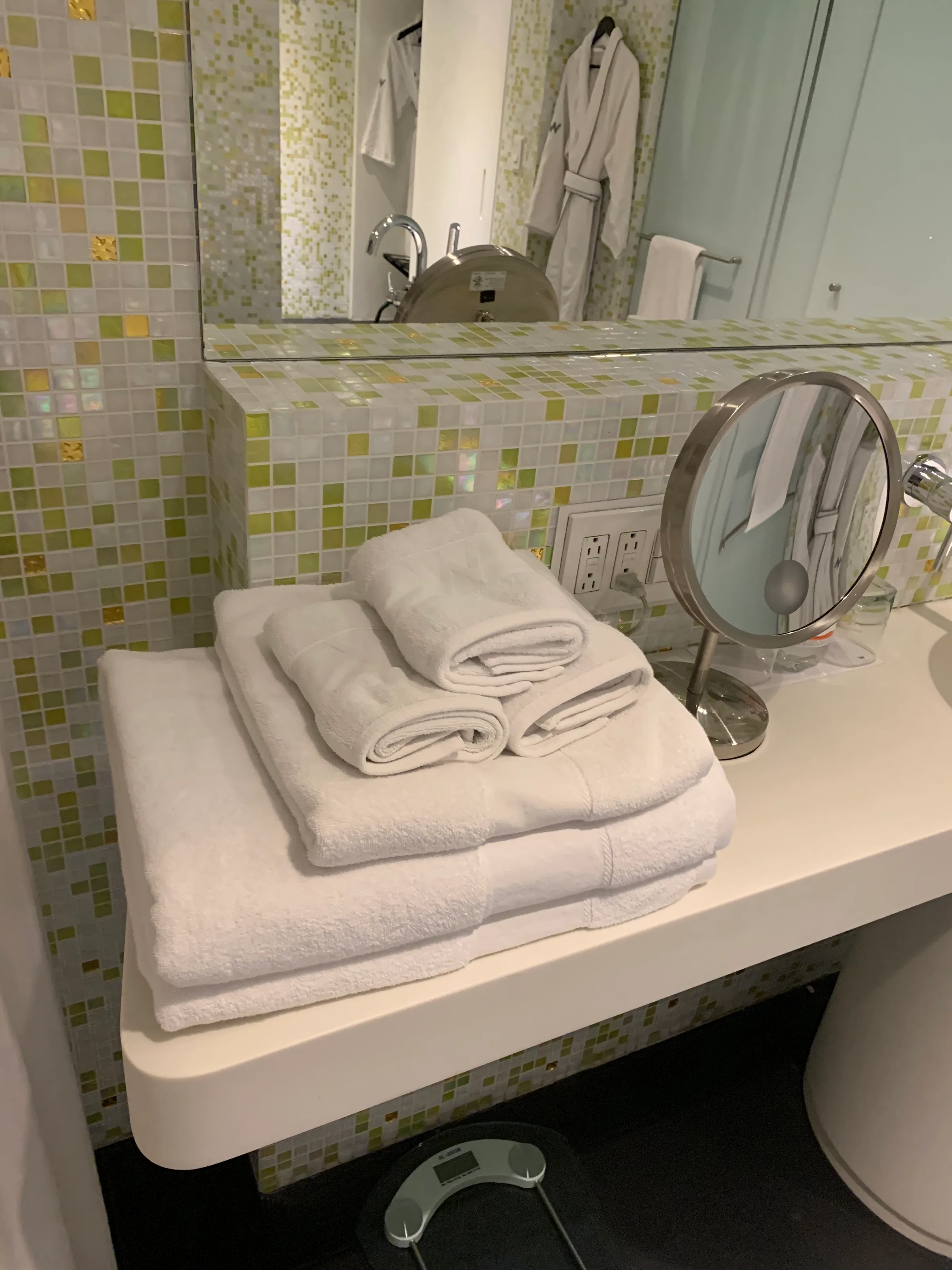 Hotelbadezimmer mit Handtüchern auf Waschtisch