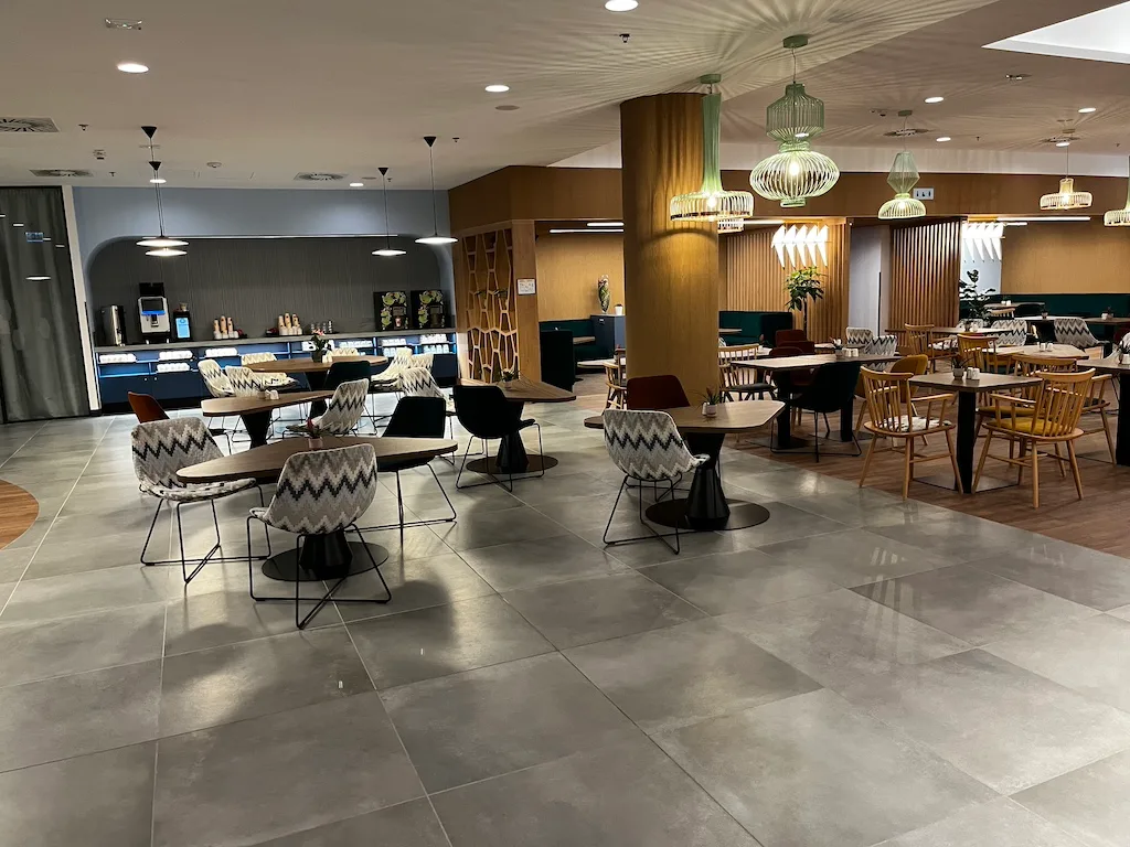 Hotellobby mit modernen Stühlen und Tischen