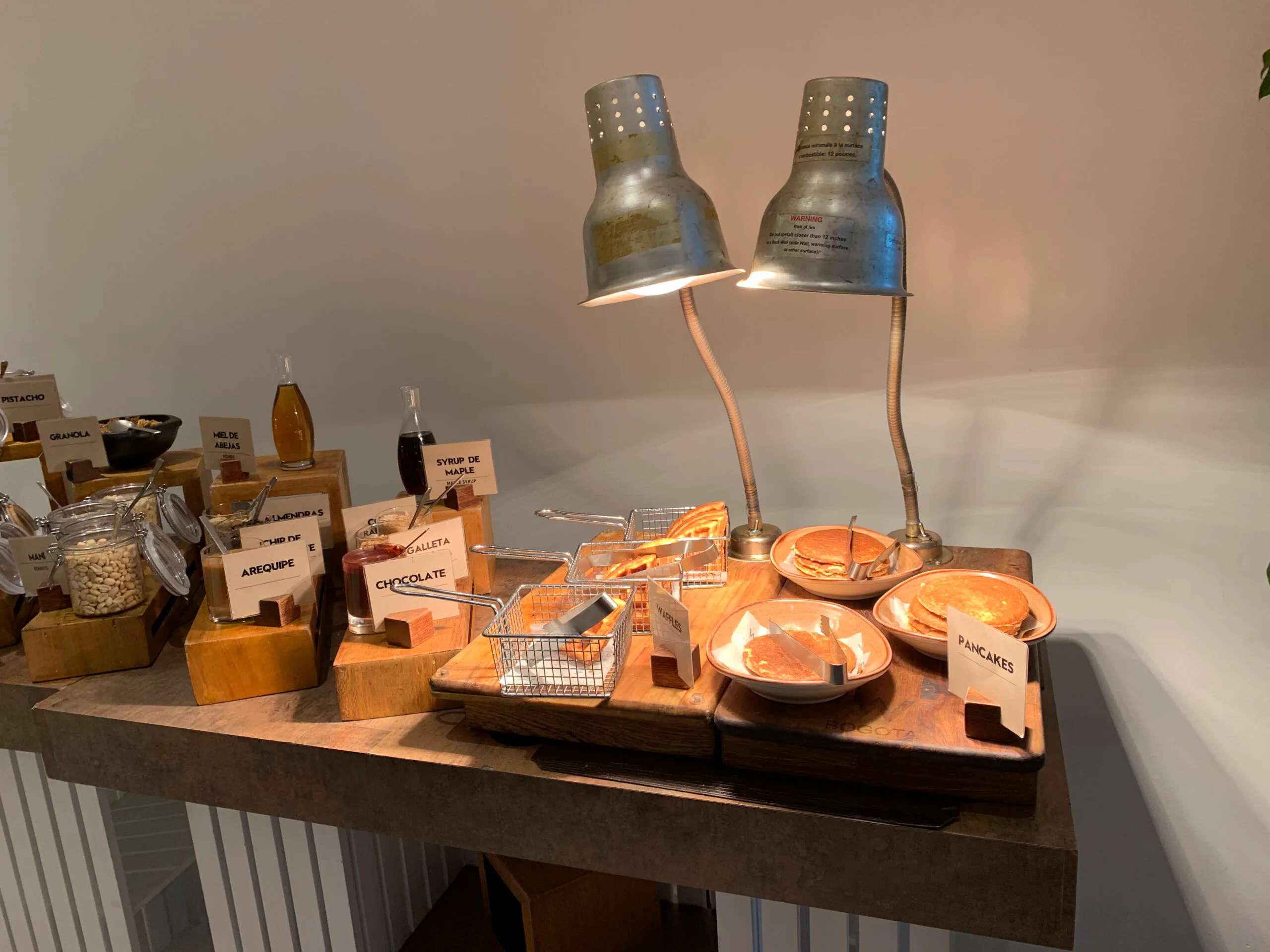 Hängeschrank mit Kleiderbügel und Papier im Hotelzimmer
