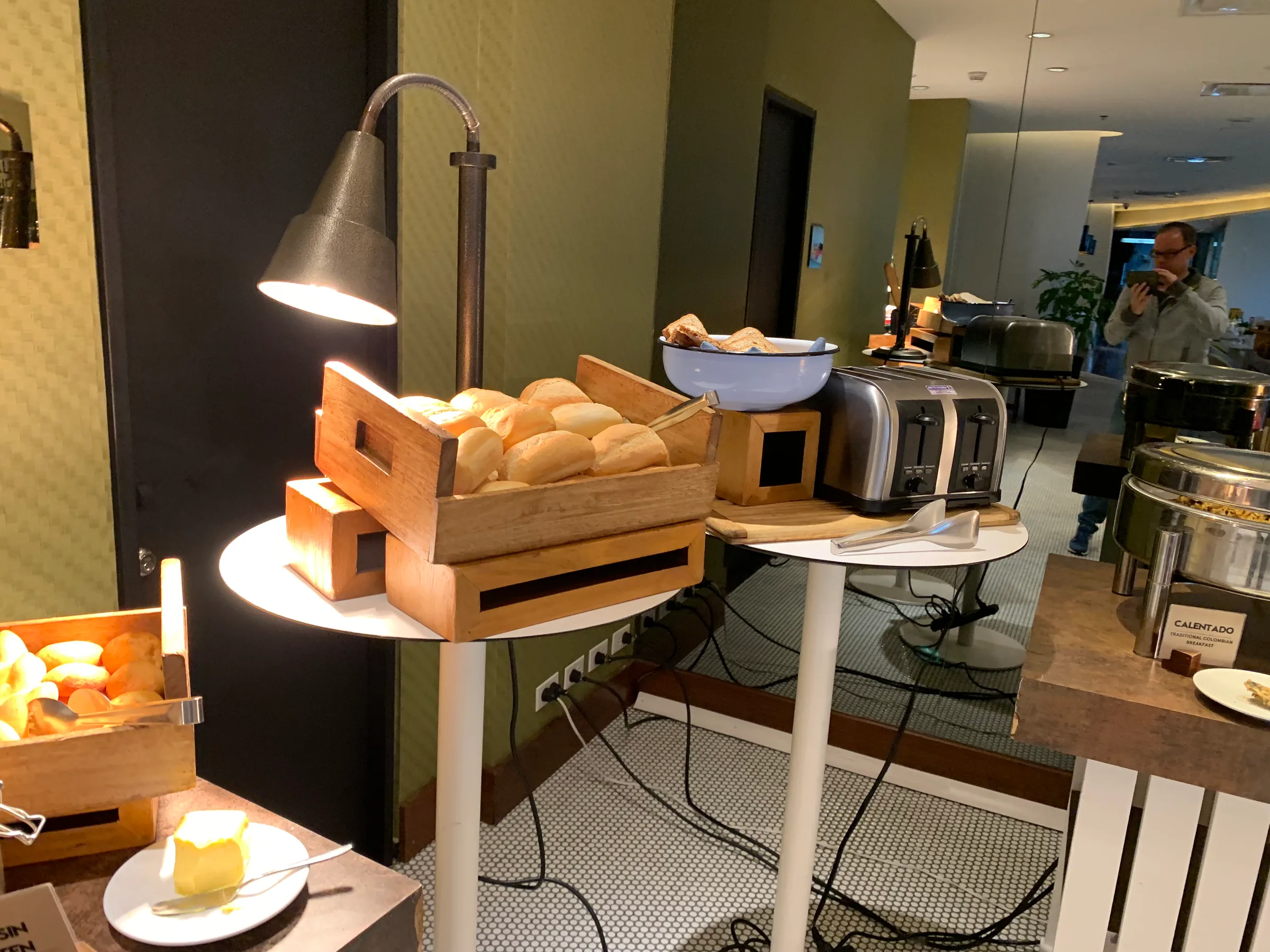 Frühstückstisch mit Brotkorb und Toaster im Hotel