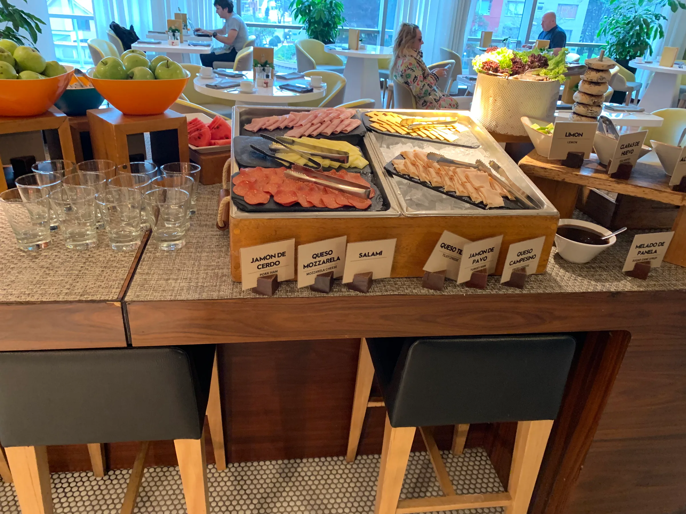 Frühstückstablett mit verschiedenen Speisen und Getränken