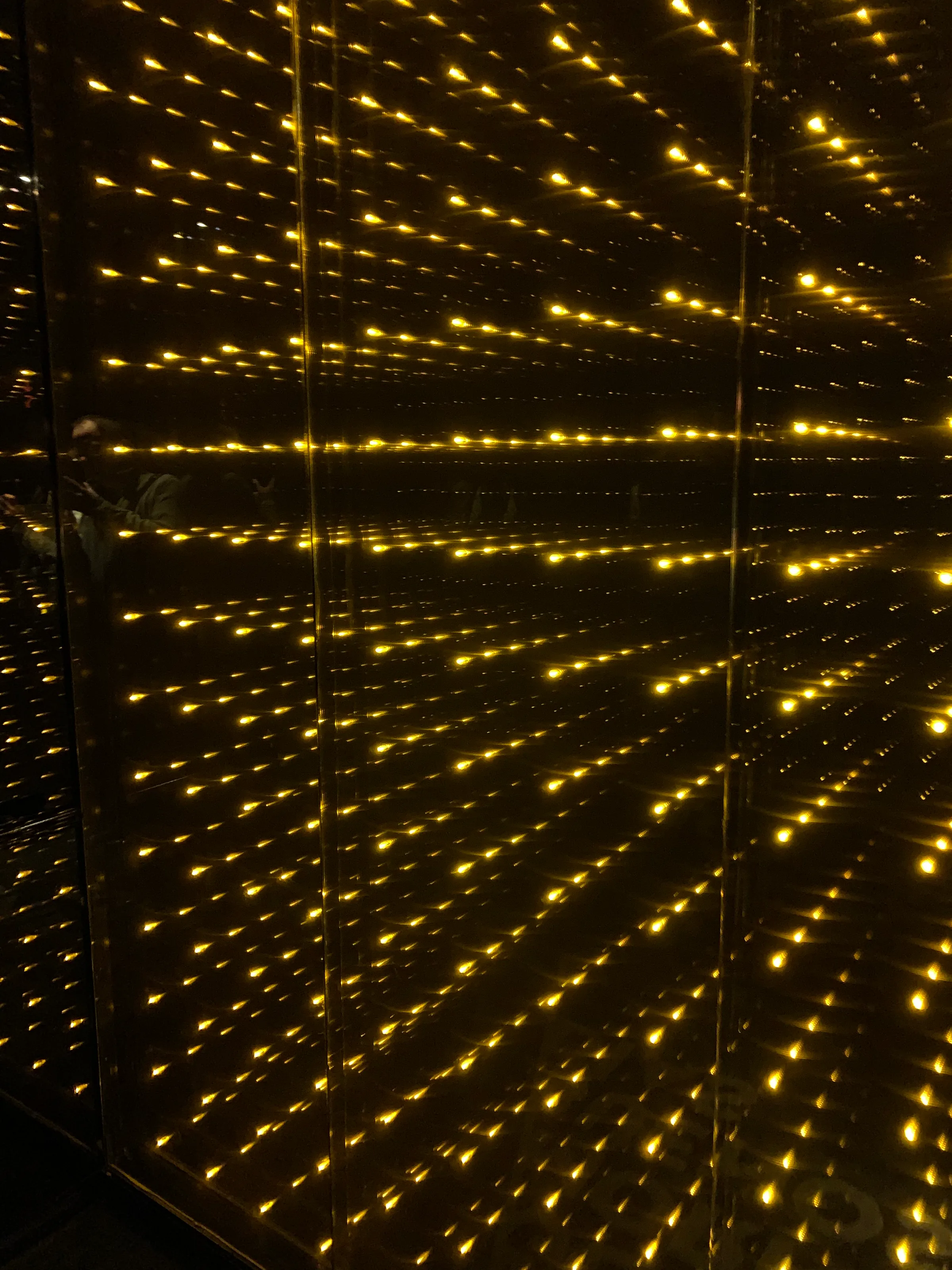 Hotelzimmer mit LED-Lichterkette an den Wänden