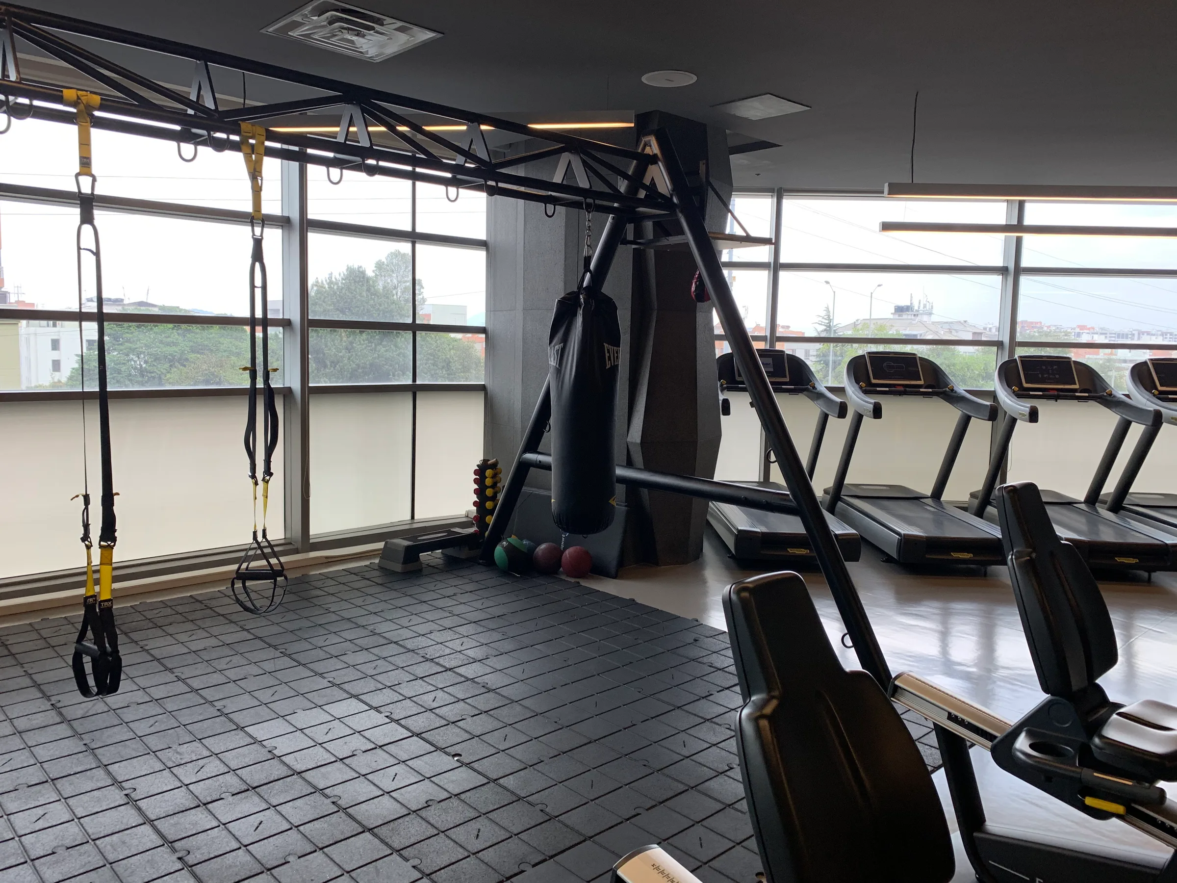 Fitnessraum mit Laufbändern, Hanteln und Trainingsgeräten