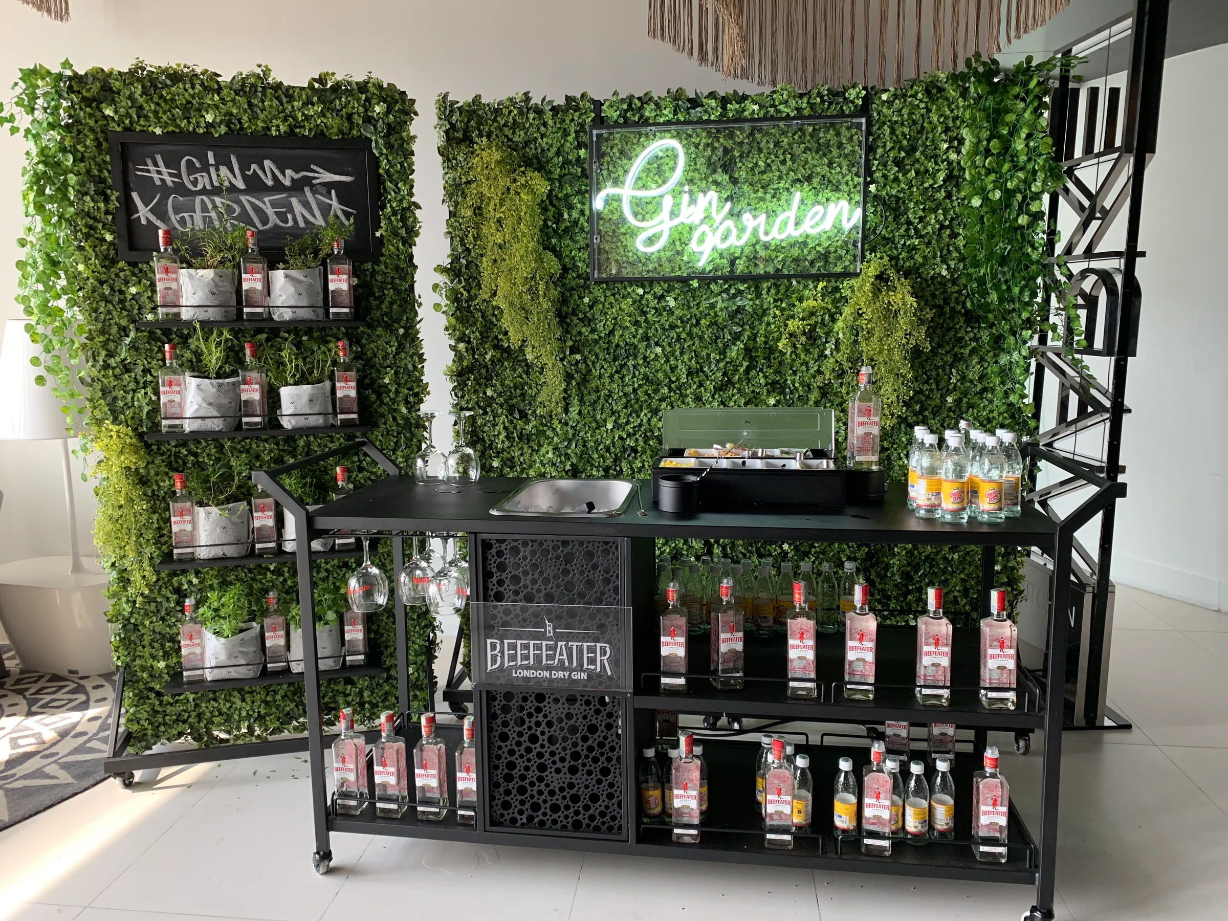 Gin Garden Bar mit Beefeater Ginflaschen und Getränken