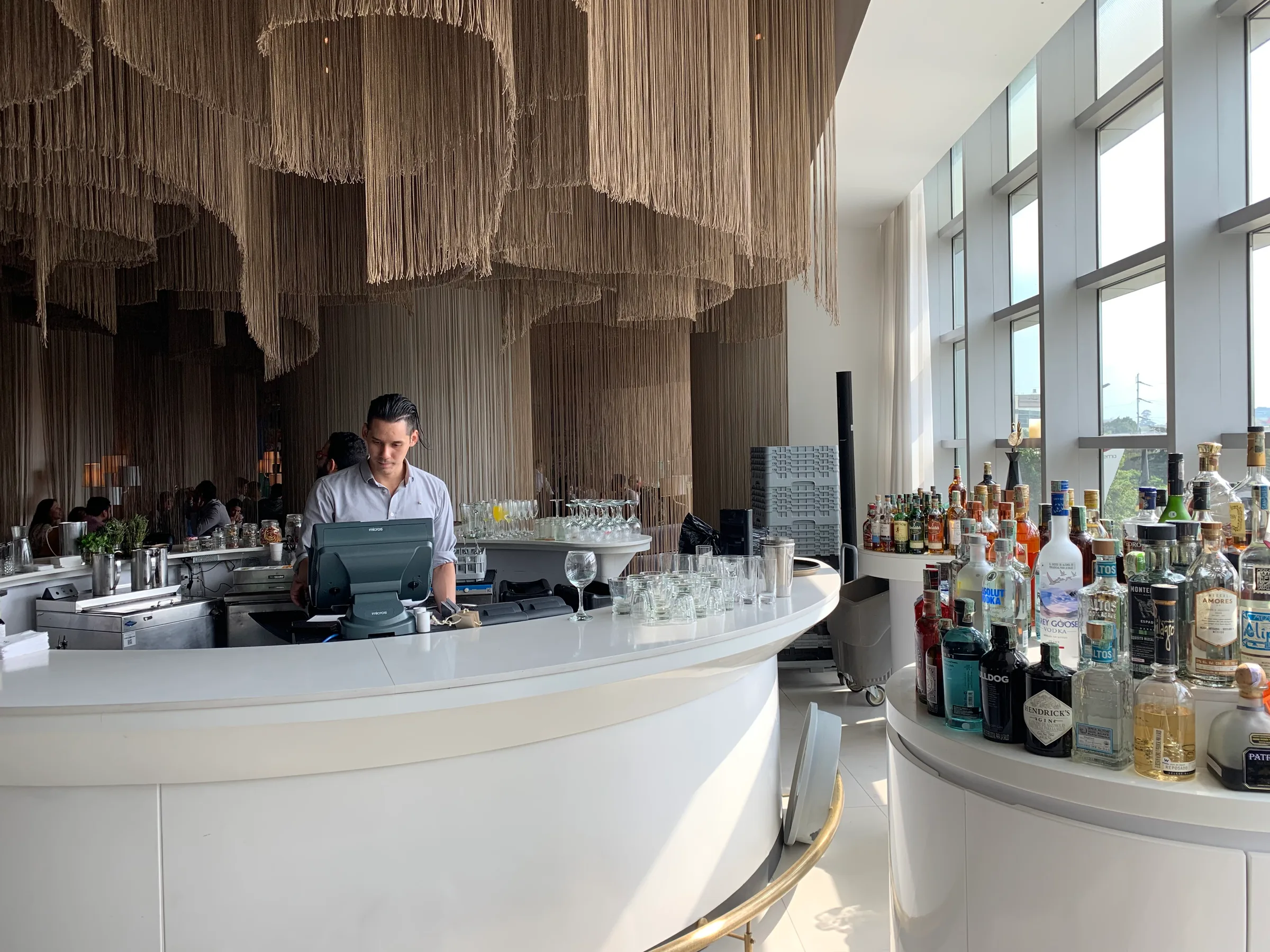 Bar im Hotel mit Barkeeper und Getränkeauswahl