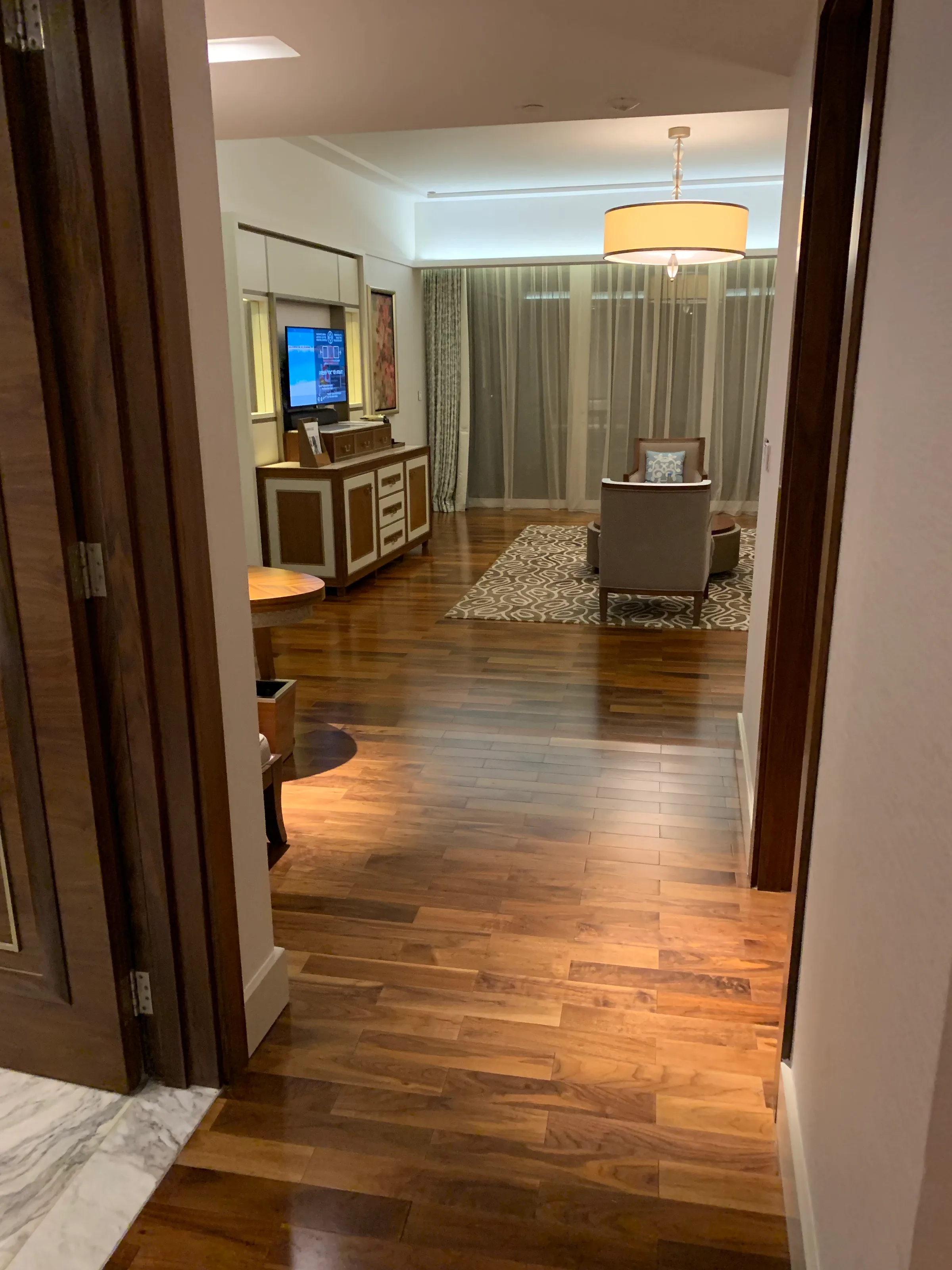 Hotelzimmer mit Holzboden und moderner Einrichtung