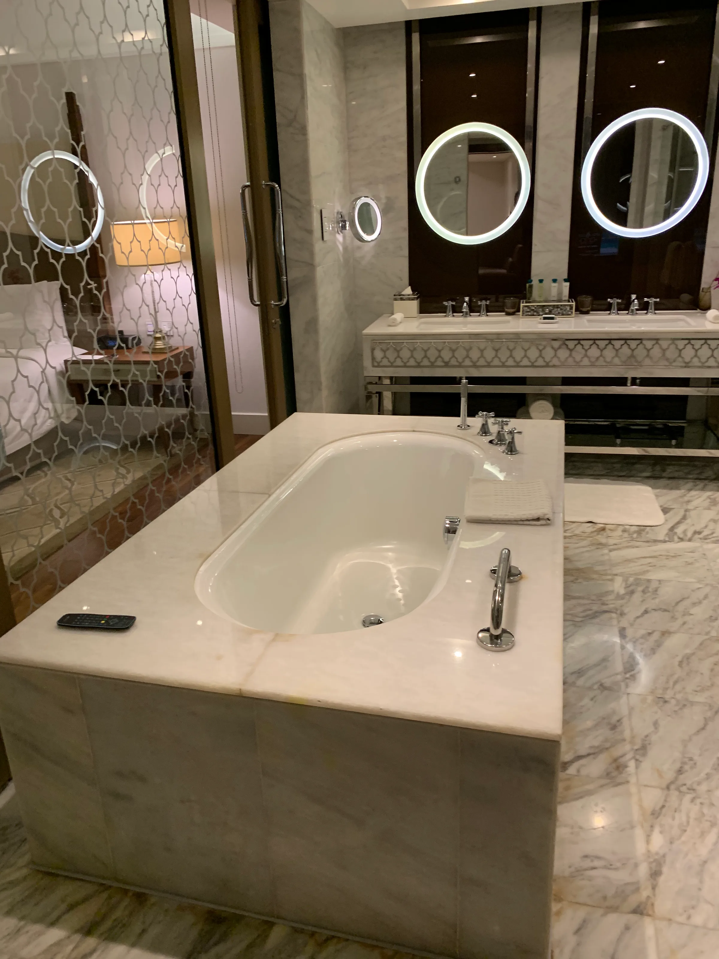 Wohnzimmer mit Badewanne und Marmorfliesen