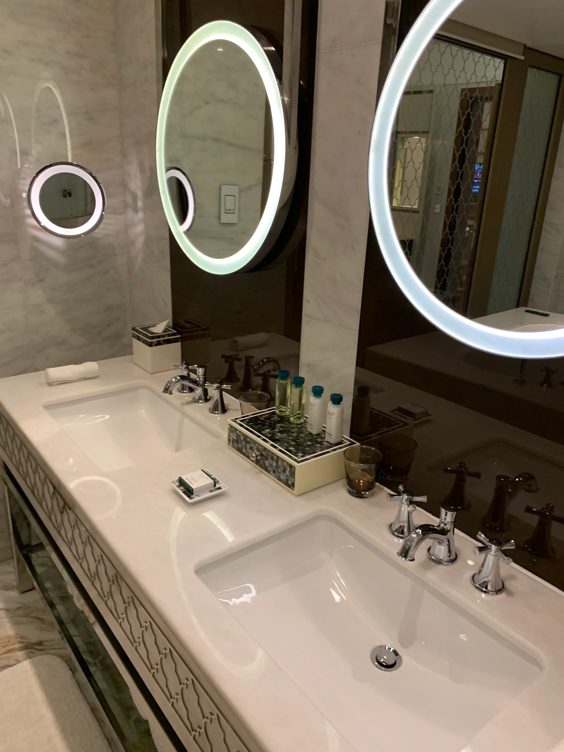 Doppelwaschtisch mit Spiegeln und Kosmetik im Luxushotel