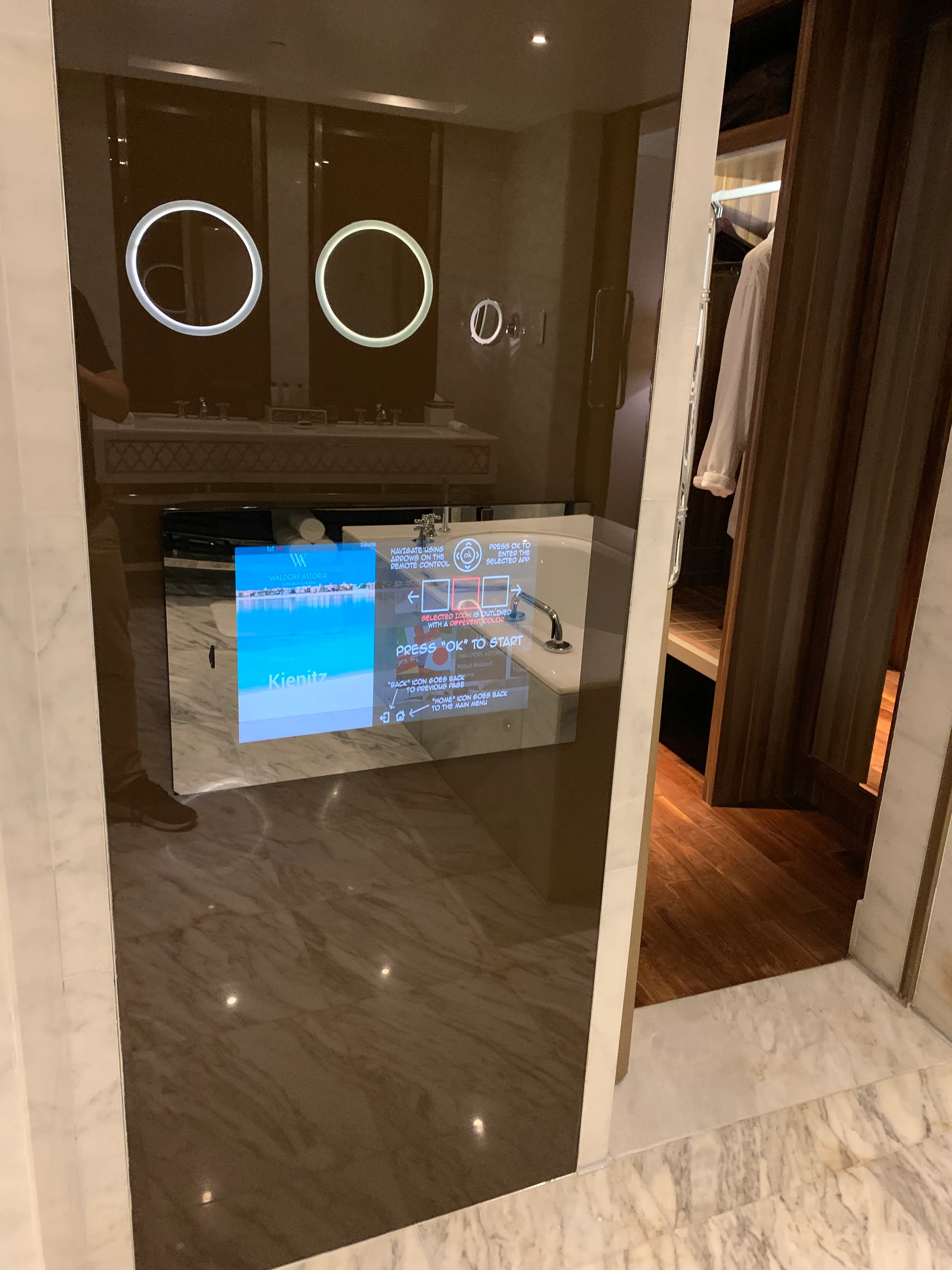 Spiegelspiegelung eines Badezimmers mit digitaler Anzeige