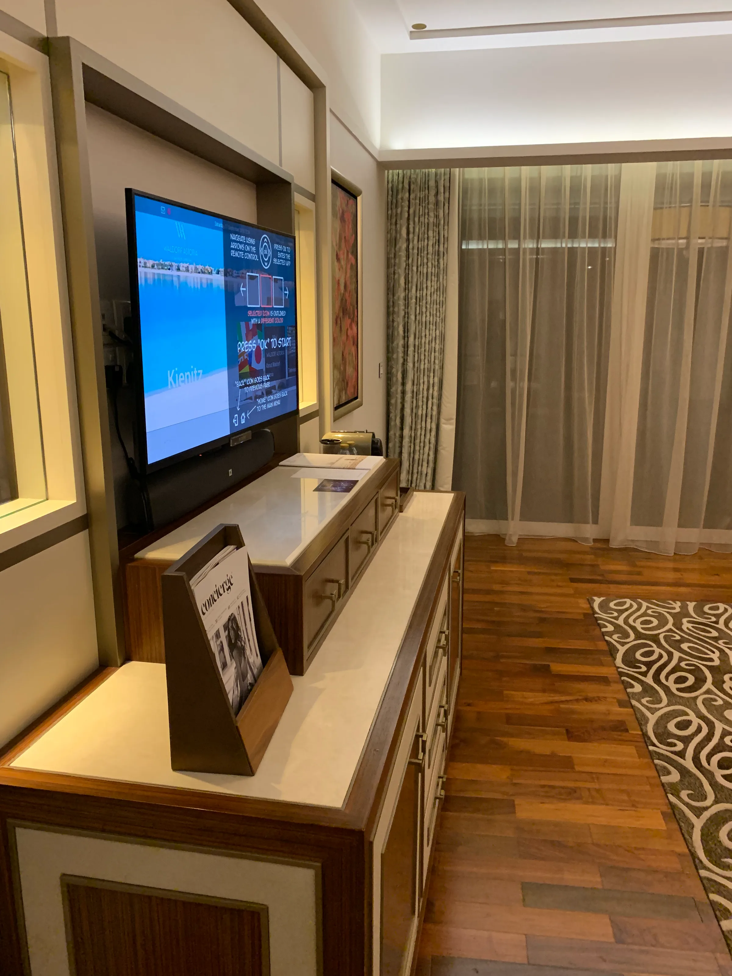 Hotelzimmer mit Fernseher und Holzmöbeln