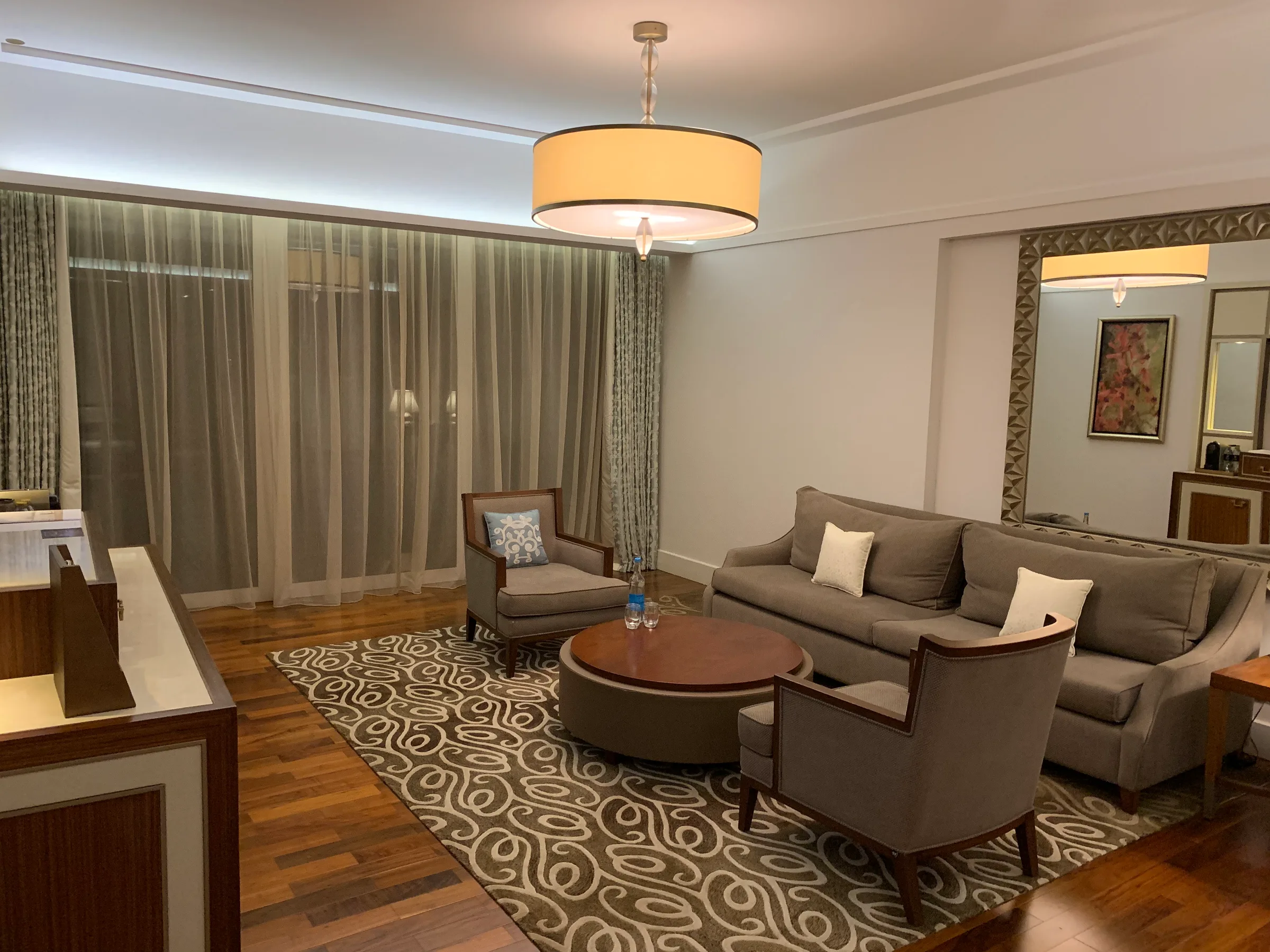 Hotelzimmer mit Couch und Sessel im modernen Design