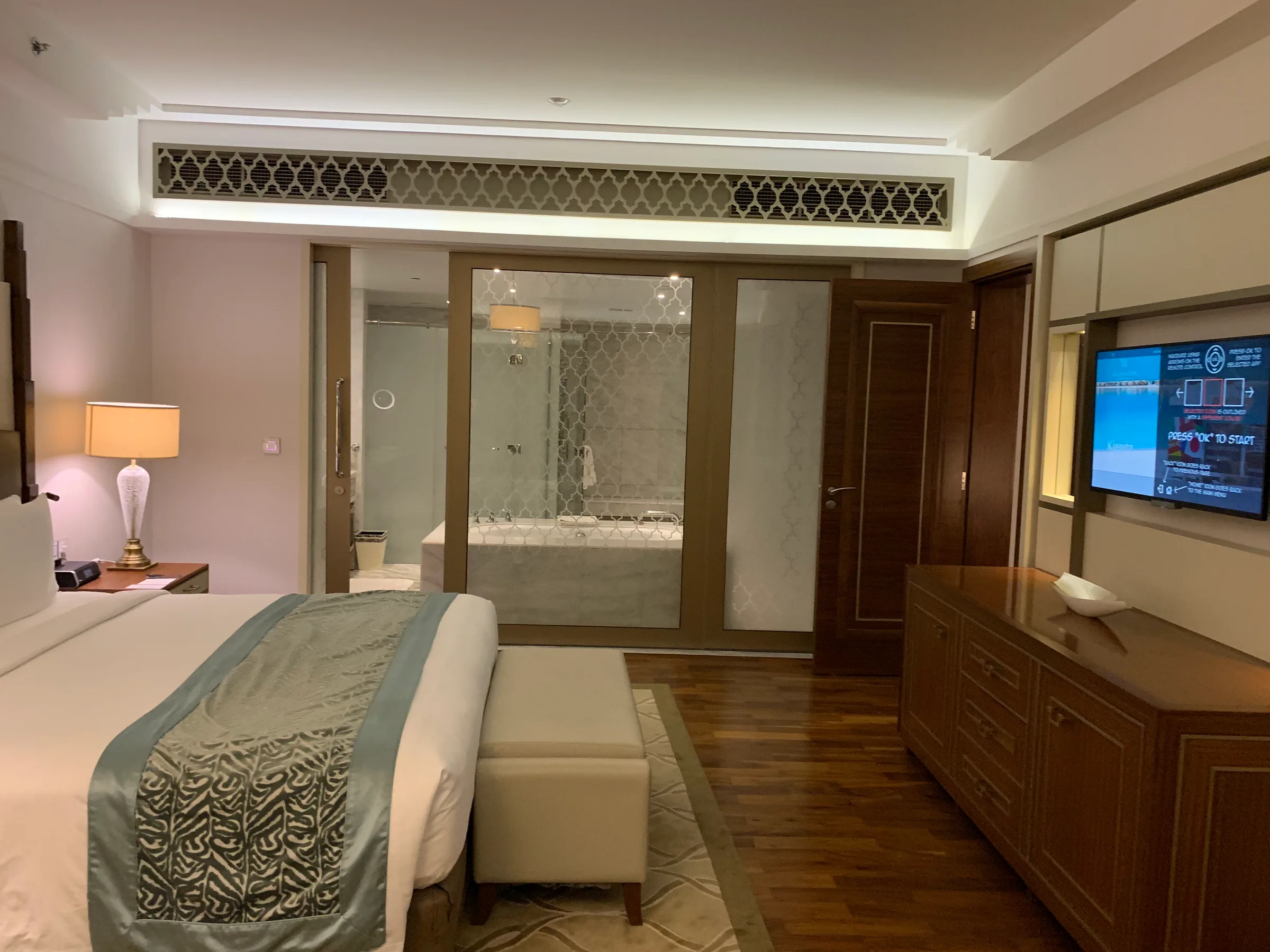 Hotelzimmer mit Doppelbett und Badezimmer im Hintergrund