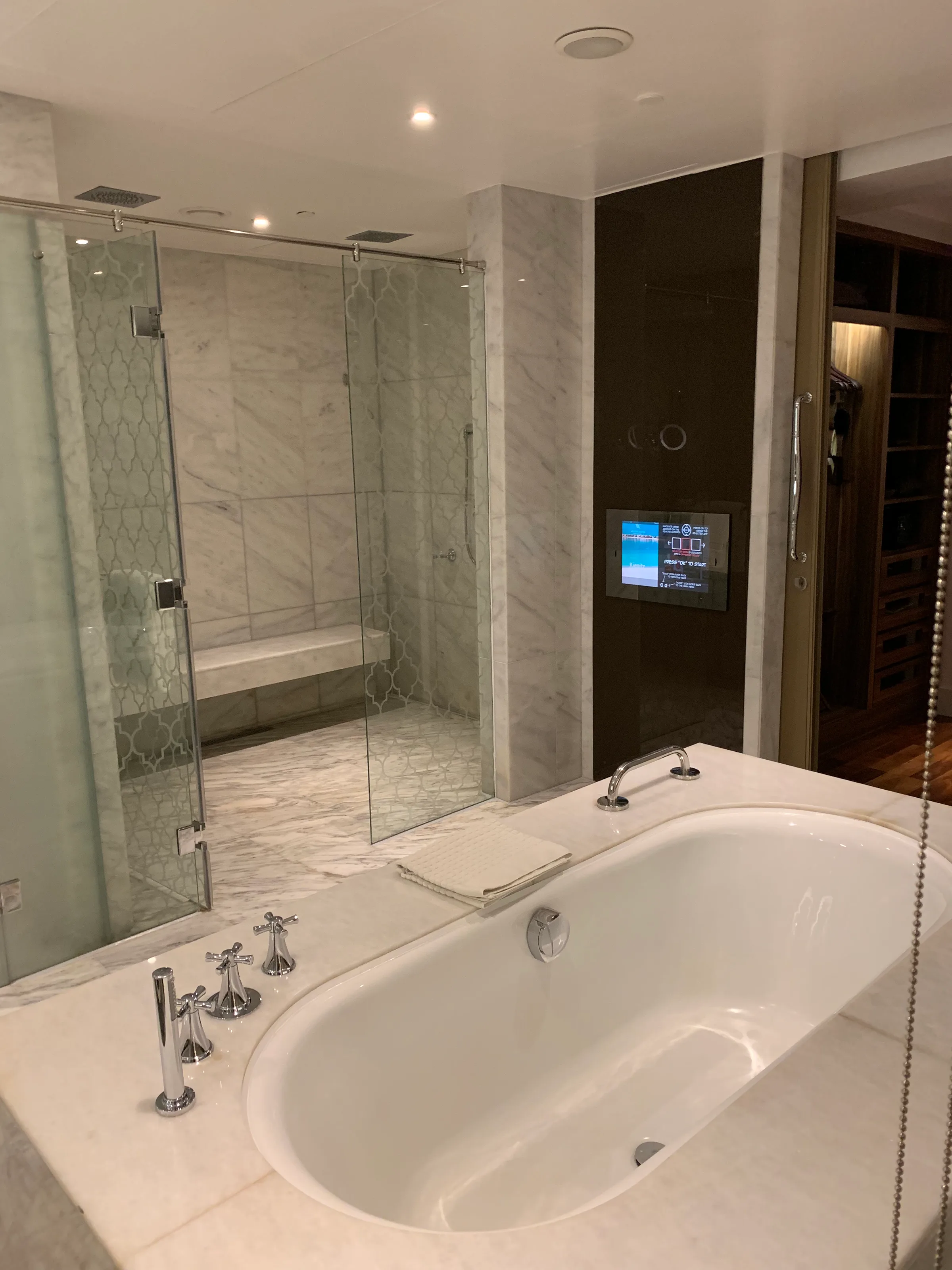Luxuriöses Badezimmer mit Badewanne und Dusche