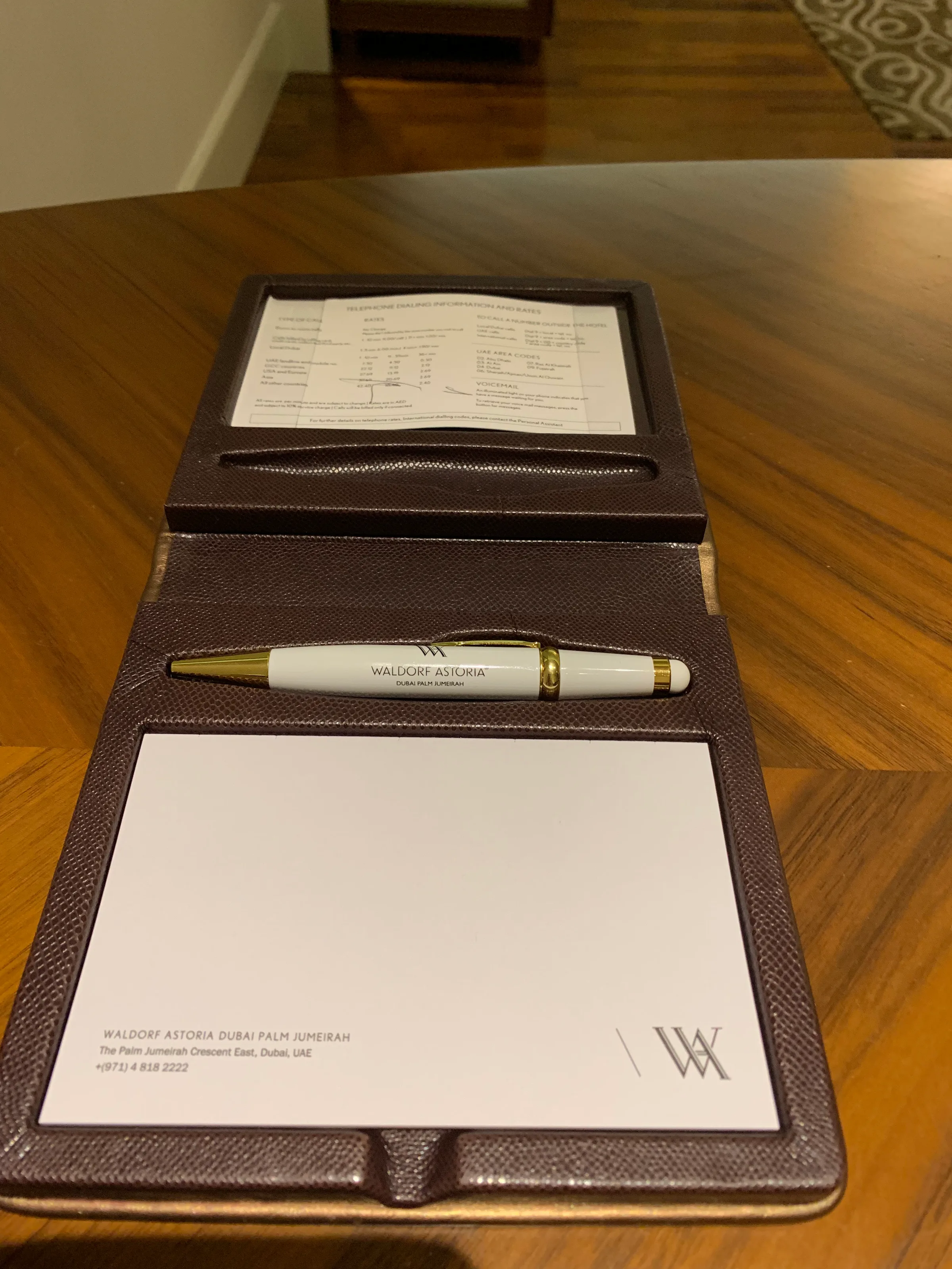 Hotelkommunikationsset mit Stift und Notizblock