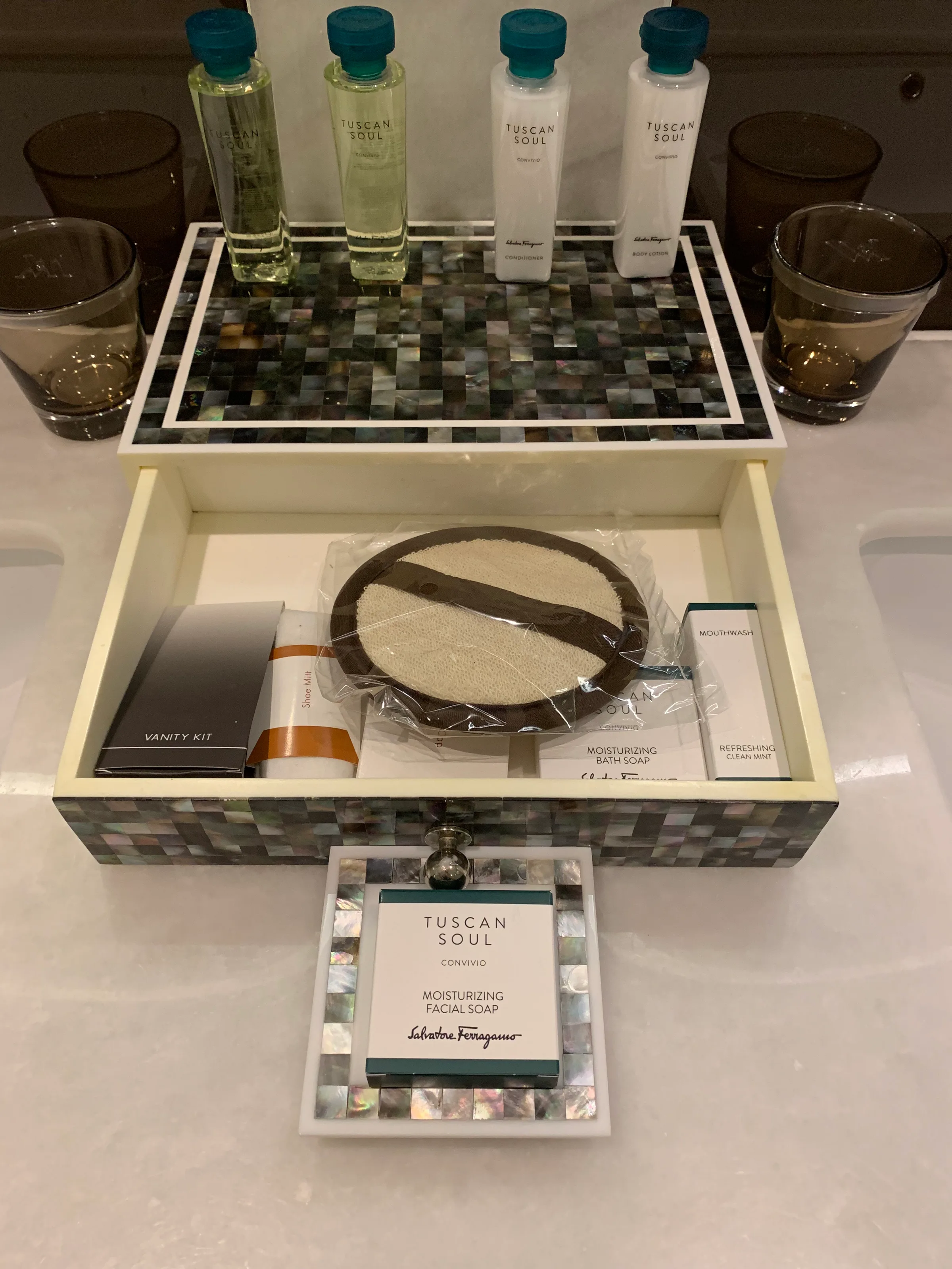 Hotelzubehör auf Mosaiktablett und im Schrank