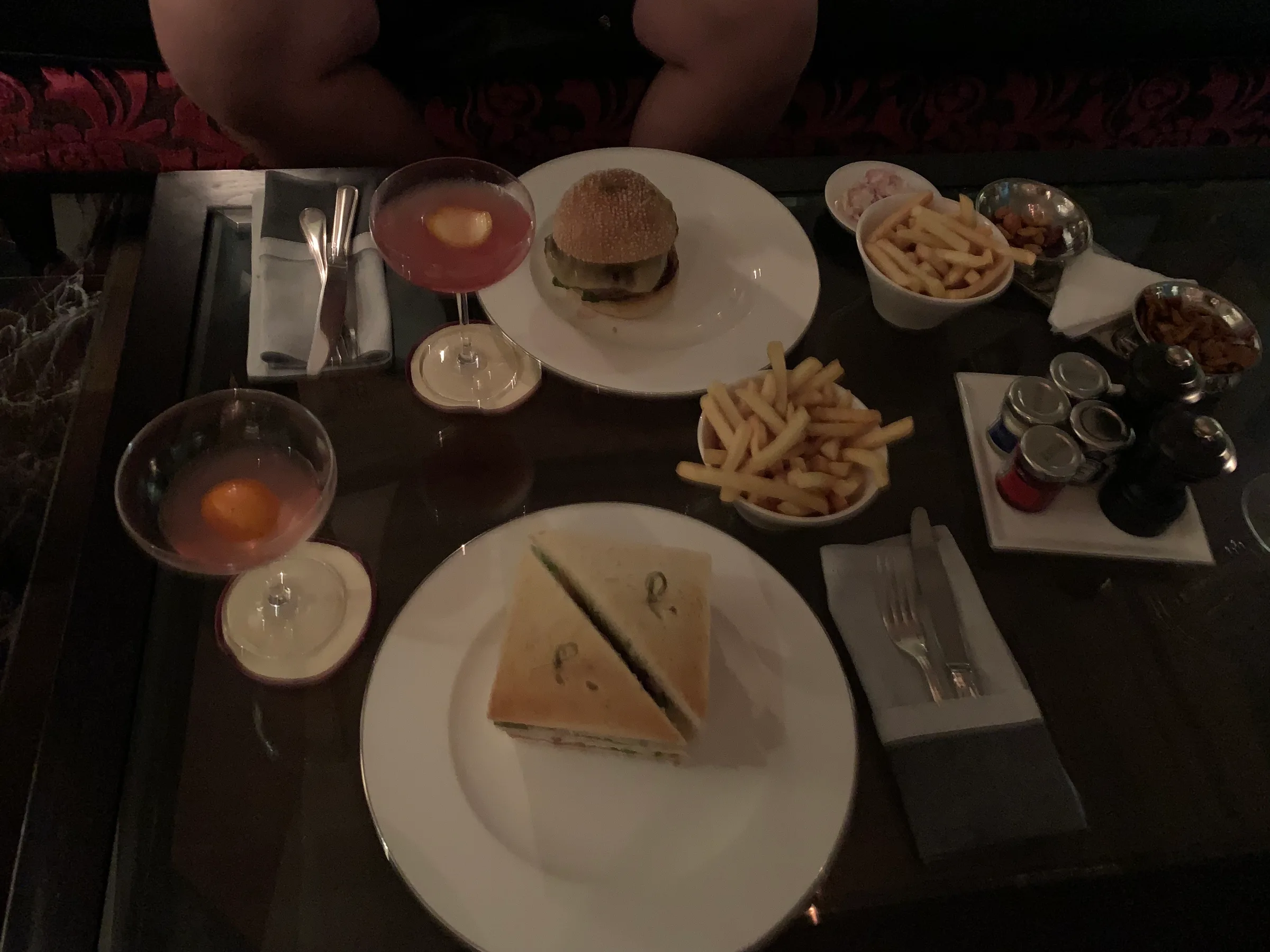 Tisch mit Burger, Pommes frites und Sandwich auf dem Waldorf Astoria Dubai Palm Jumeirah Hotel