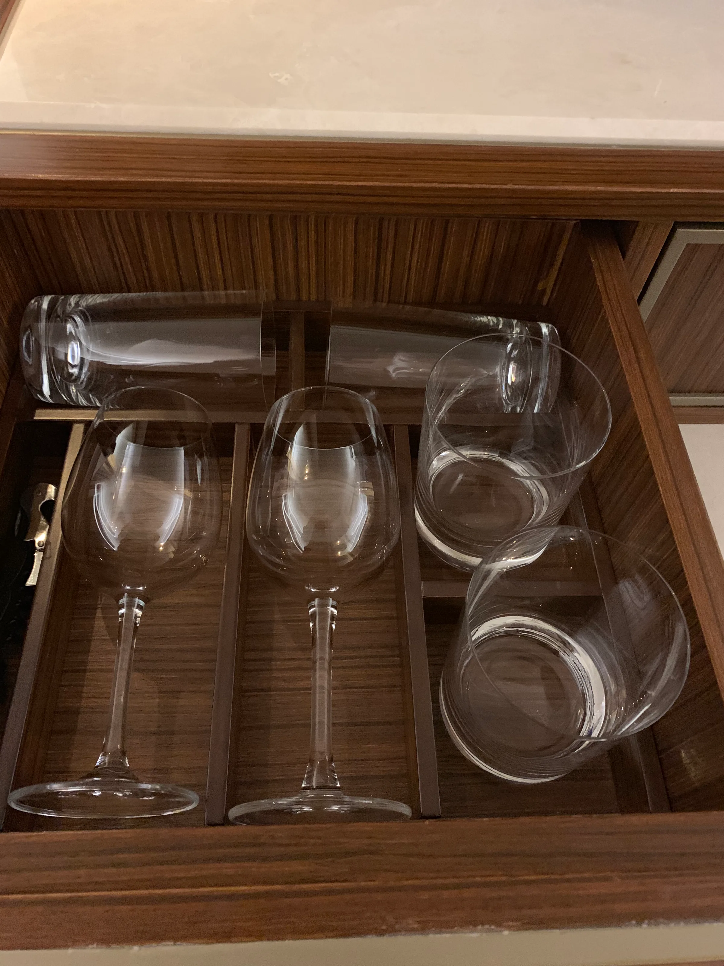 Gläser in Schublade des Hotels