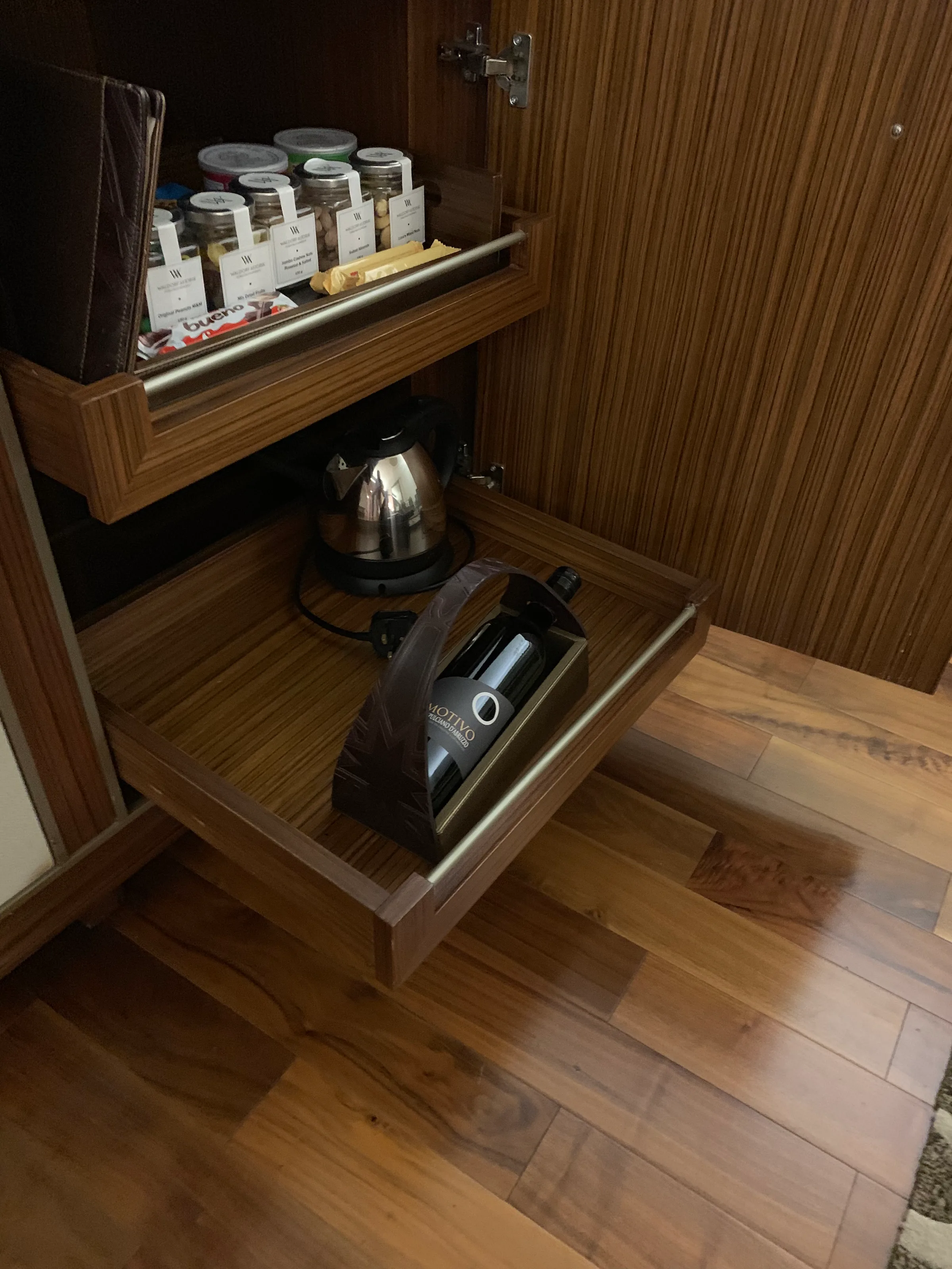 Hotelkabinett mit Kaffeemaschine und Teebereitungsmaterialien