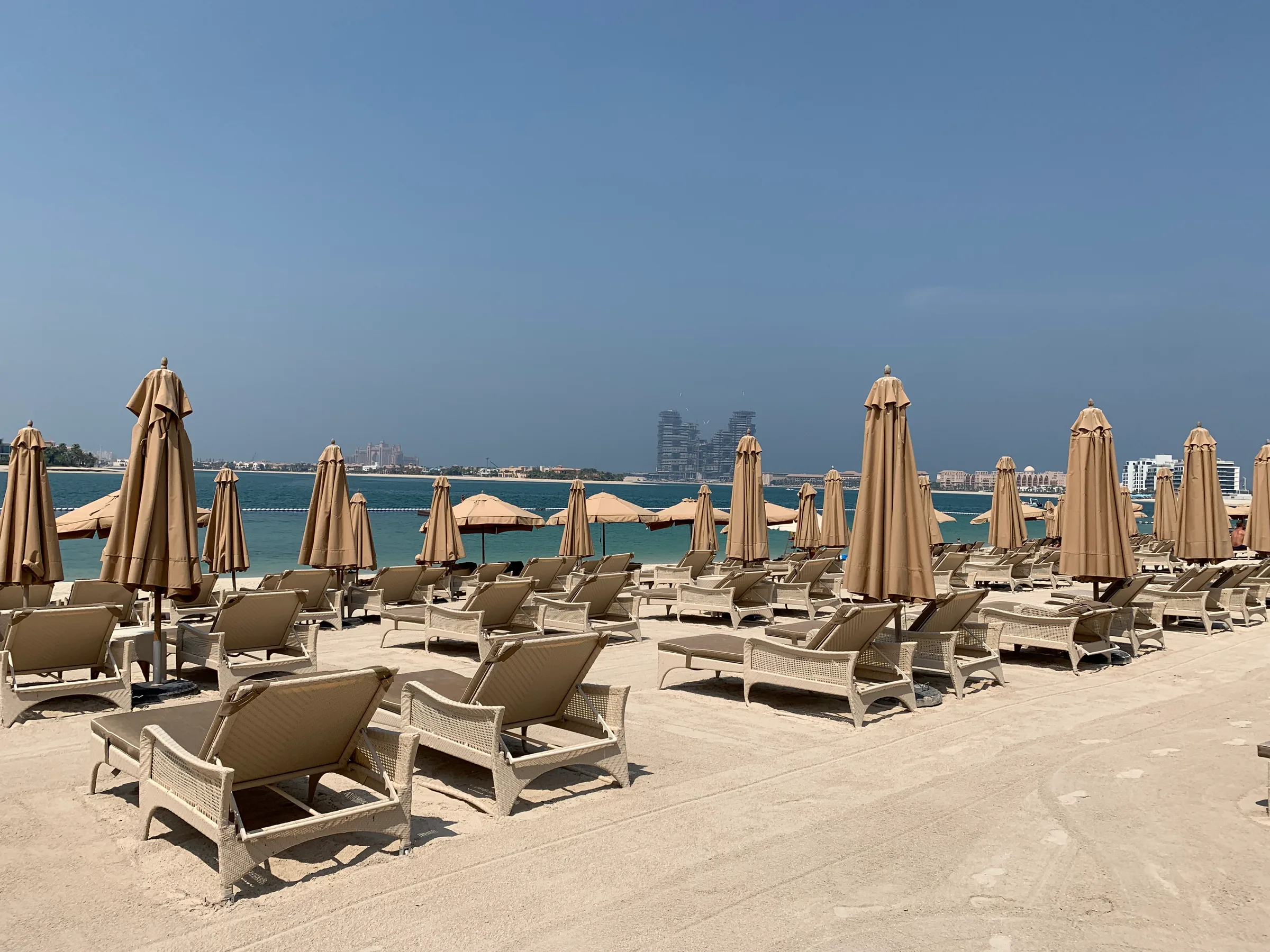 Strandliegen mit Sonnenschirmen am Strand