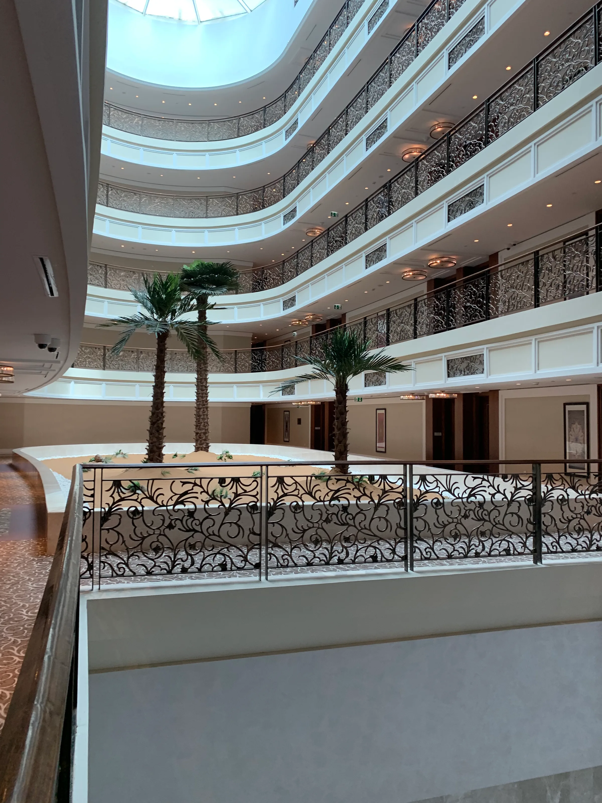 Innenhof eines Luxushotels mit Palmen und Gitterstäben
