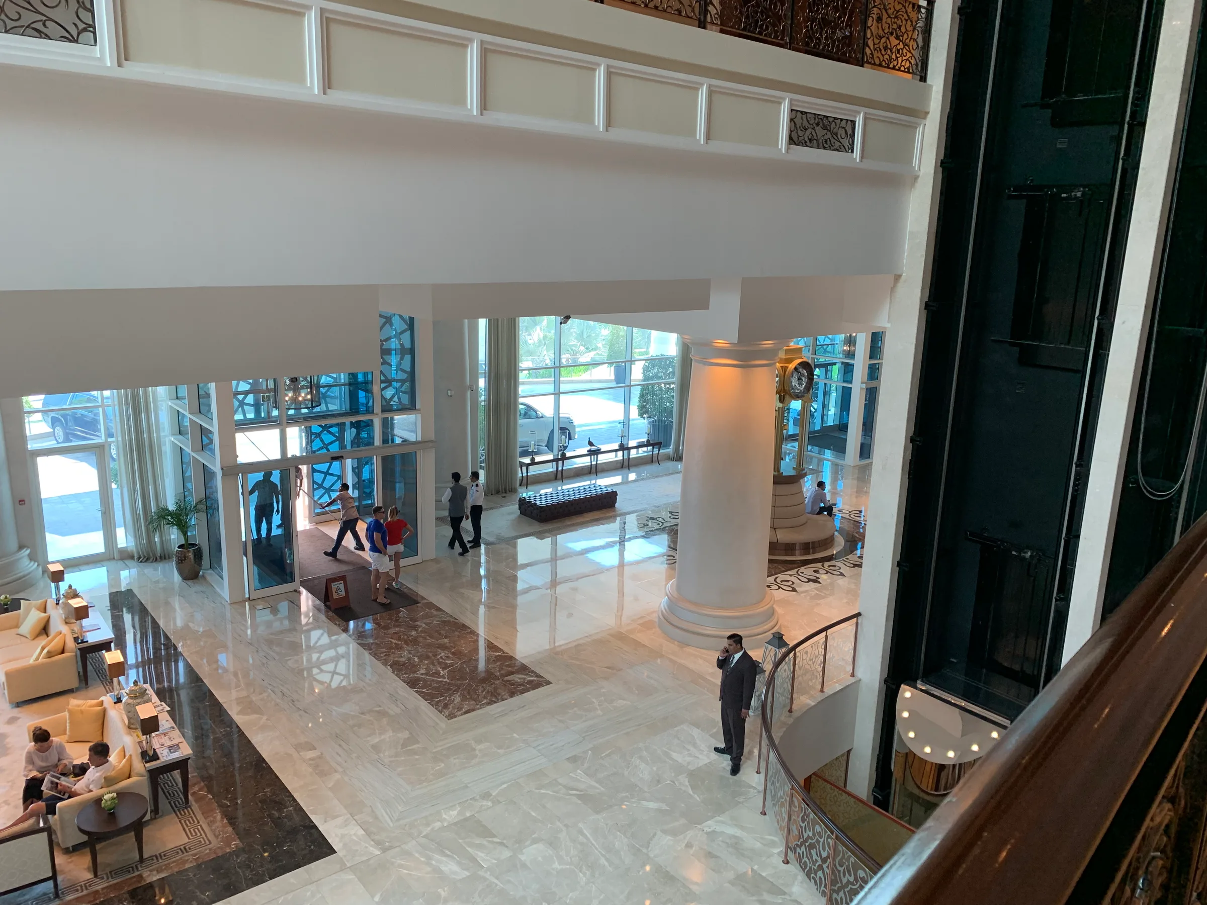 Elegant Hotellobby mit Säulen und Marmorboden