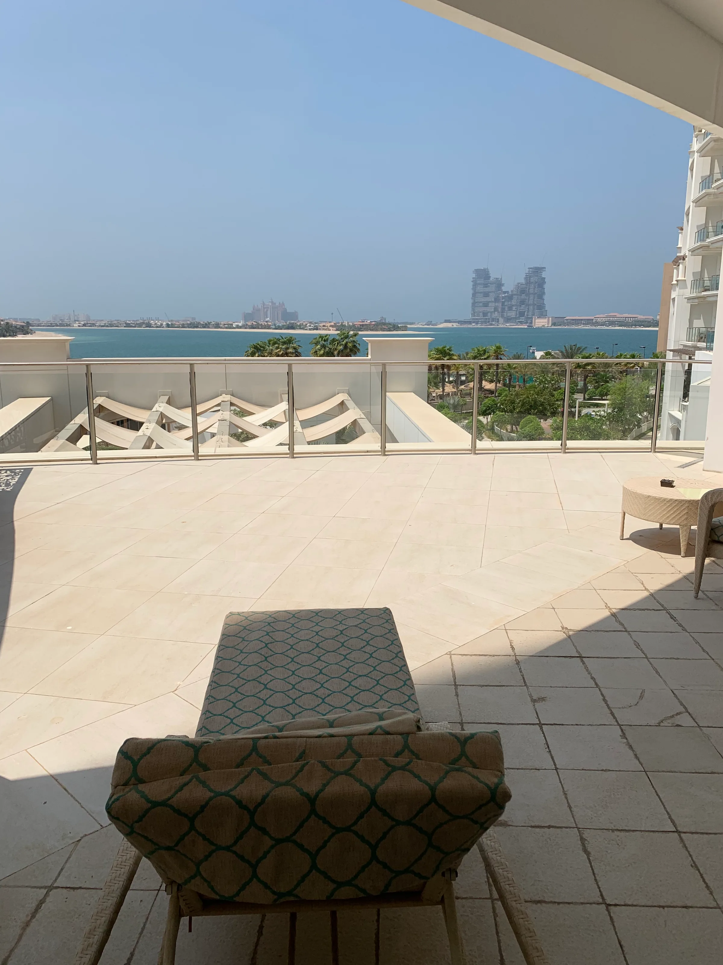 Terrasse mit Sitzmöbeln und Blick auf die Bucht
