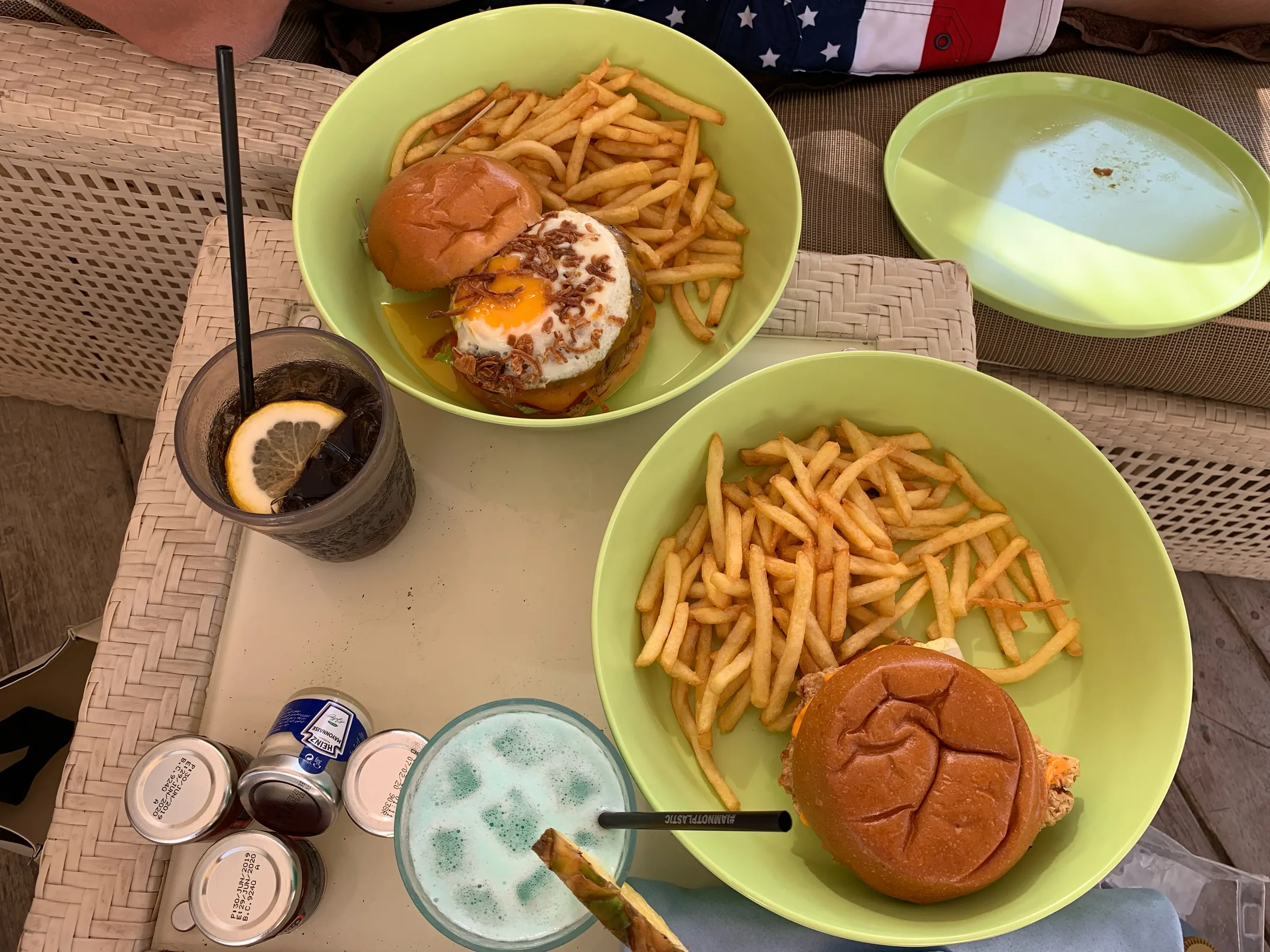 Zwei Teller mit Pommes Frites und Hamburger auf einem Tisch
