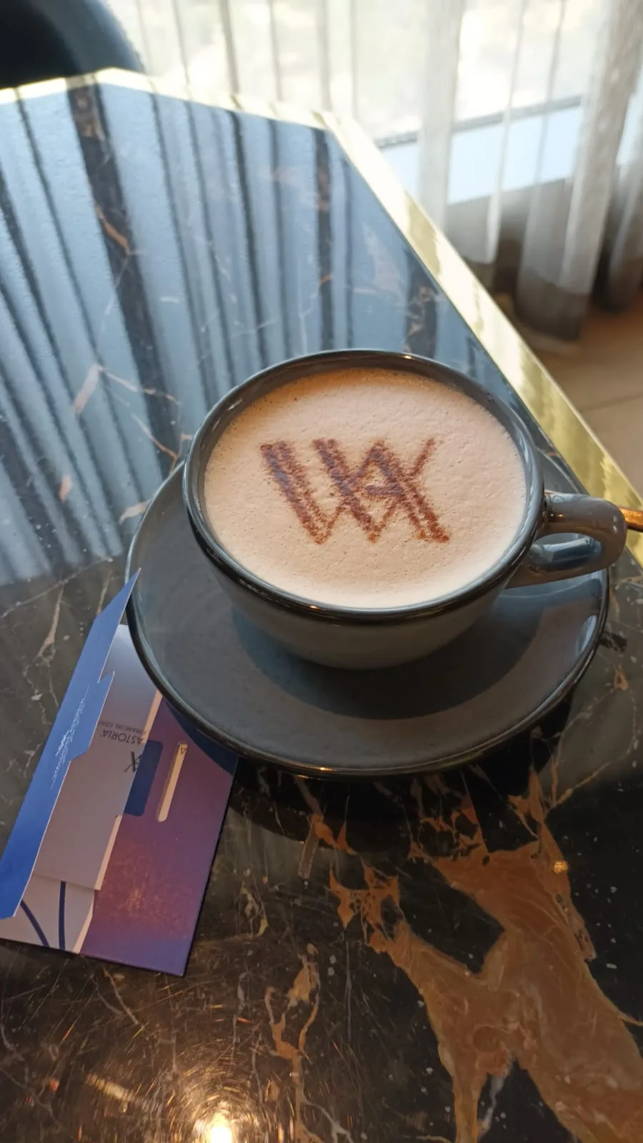 Kaffee mit Waldorf-Logo im Milchschaum