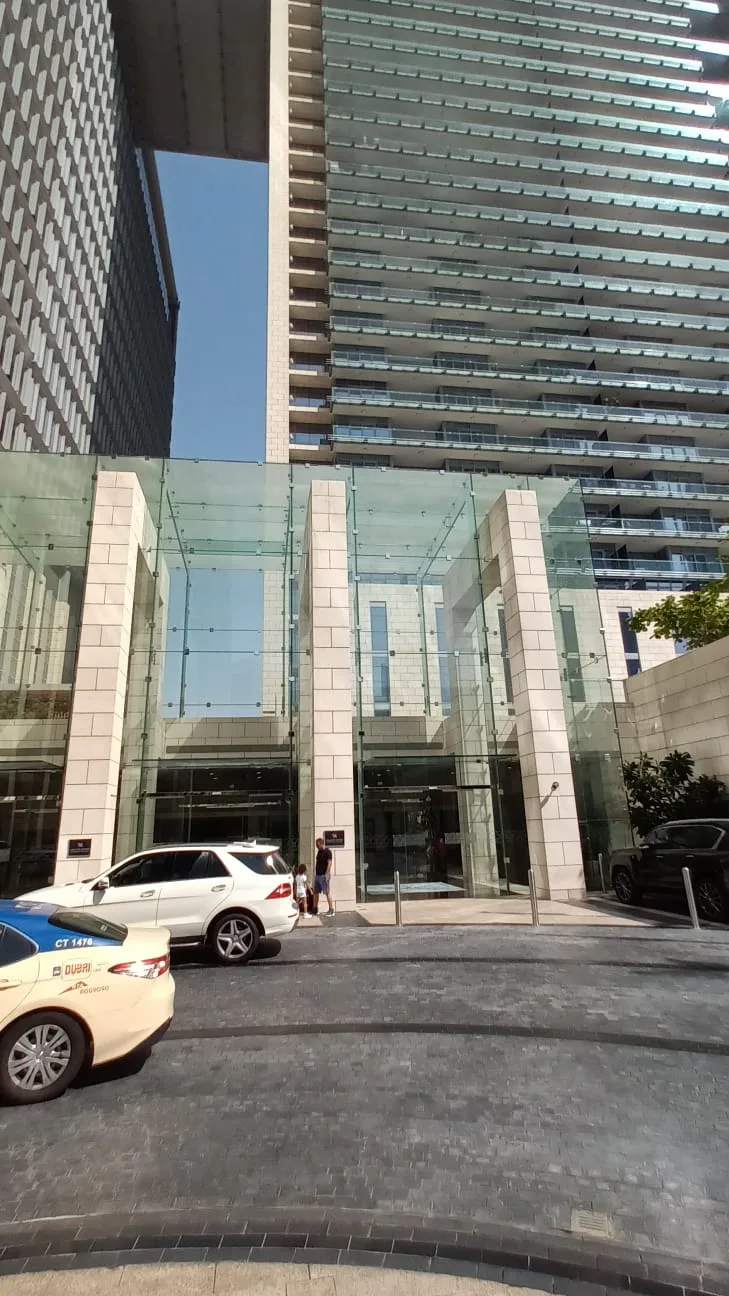 Eingang des Hotels mit moderner Glasfassade